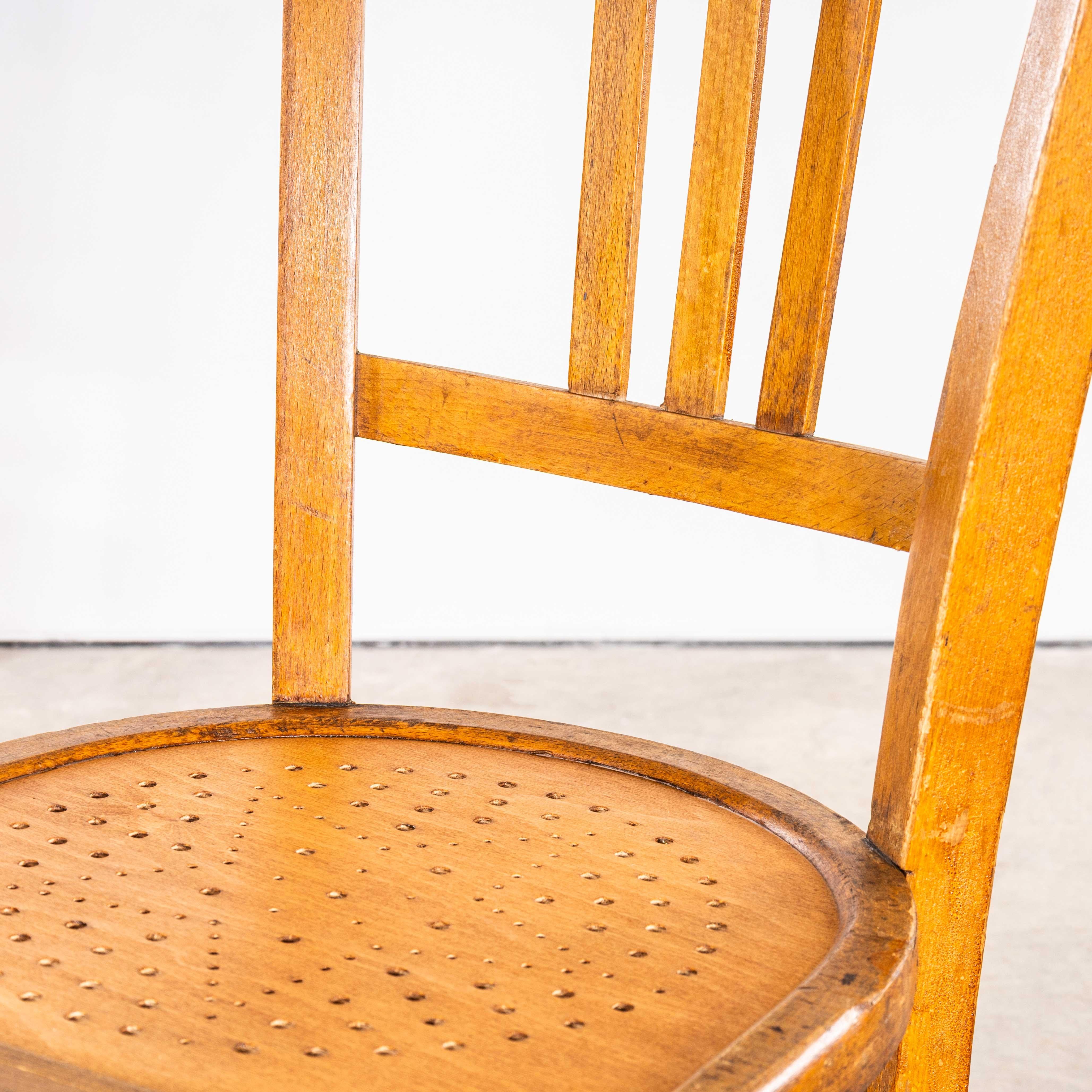 1930's French Farmhouse Perforated Seat Esszimmerstühle - Satz von acht im Angebot 3