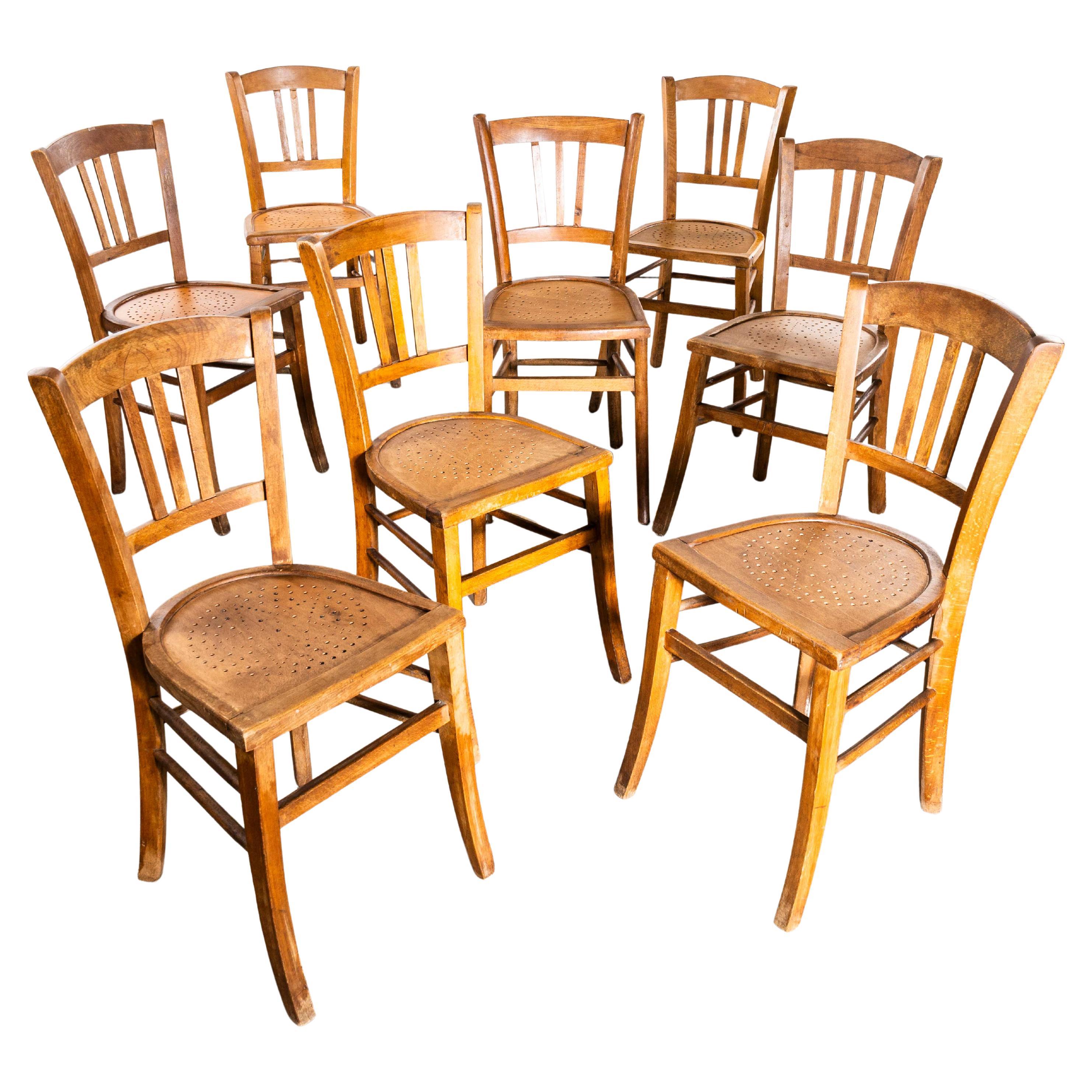 1930
s French Farmhouse Perforated Seat Esszimmerstühle - Satz von acht im Angebot