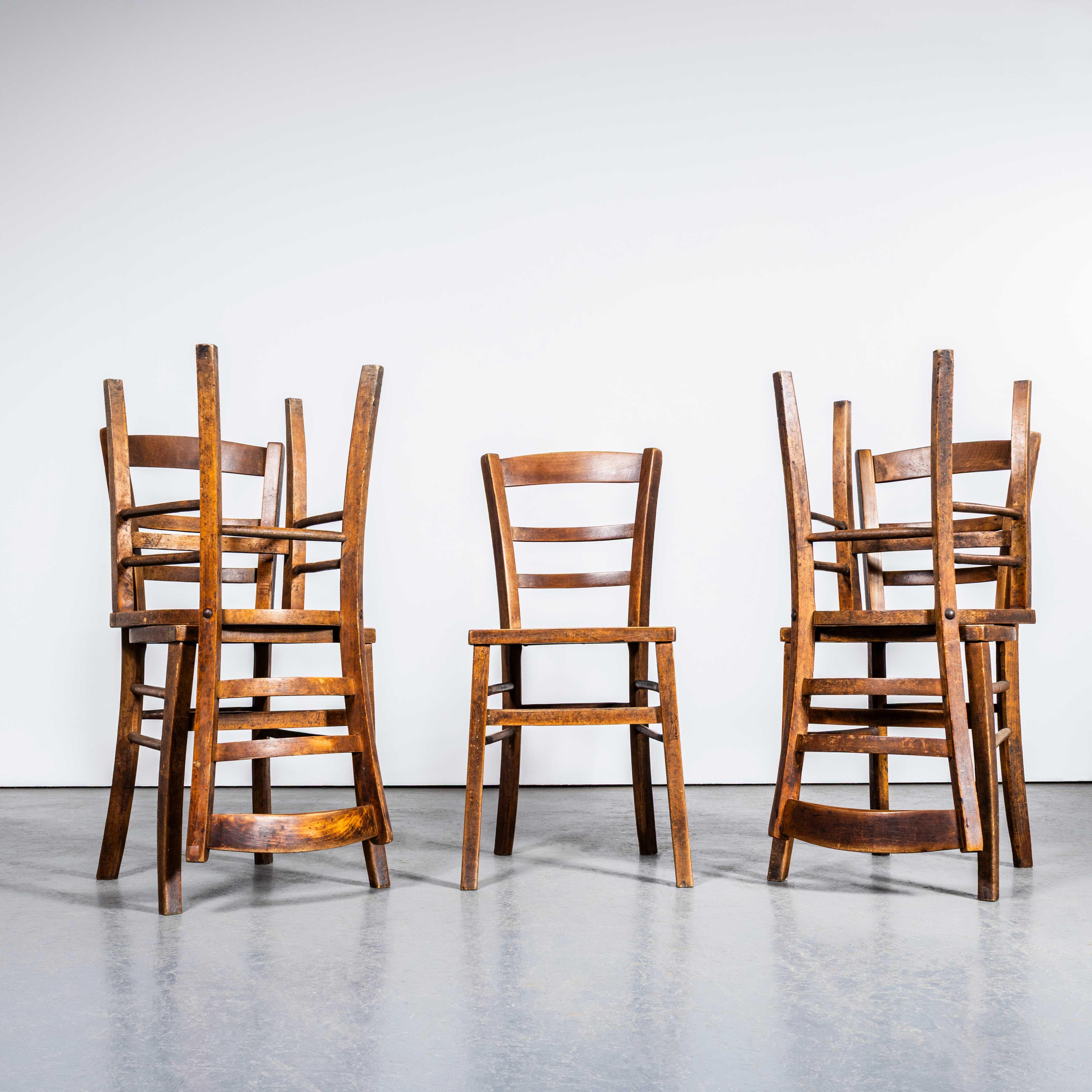 1930's French Farmhouse Perforated Seat Esszimmerstühle - Set von fünf. 
Die Stühle stammen aus Südfrankreich und sind sehr originell und ungewöhnlich, leider ohne Herstellerzeichen. Wir haben diese exakte Form und den perforierten Sitz noch nie