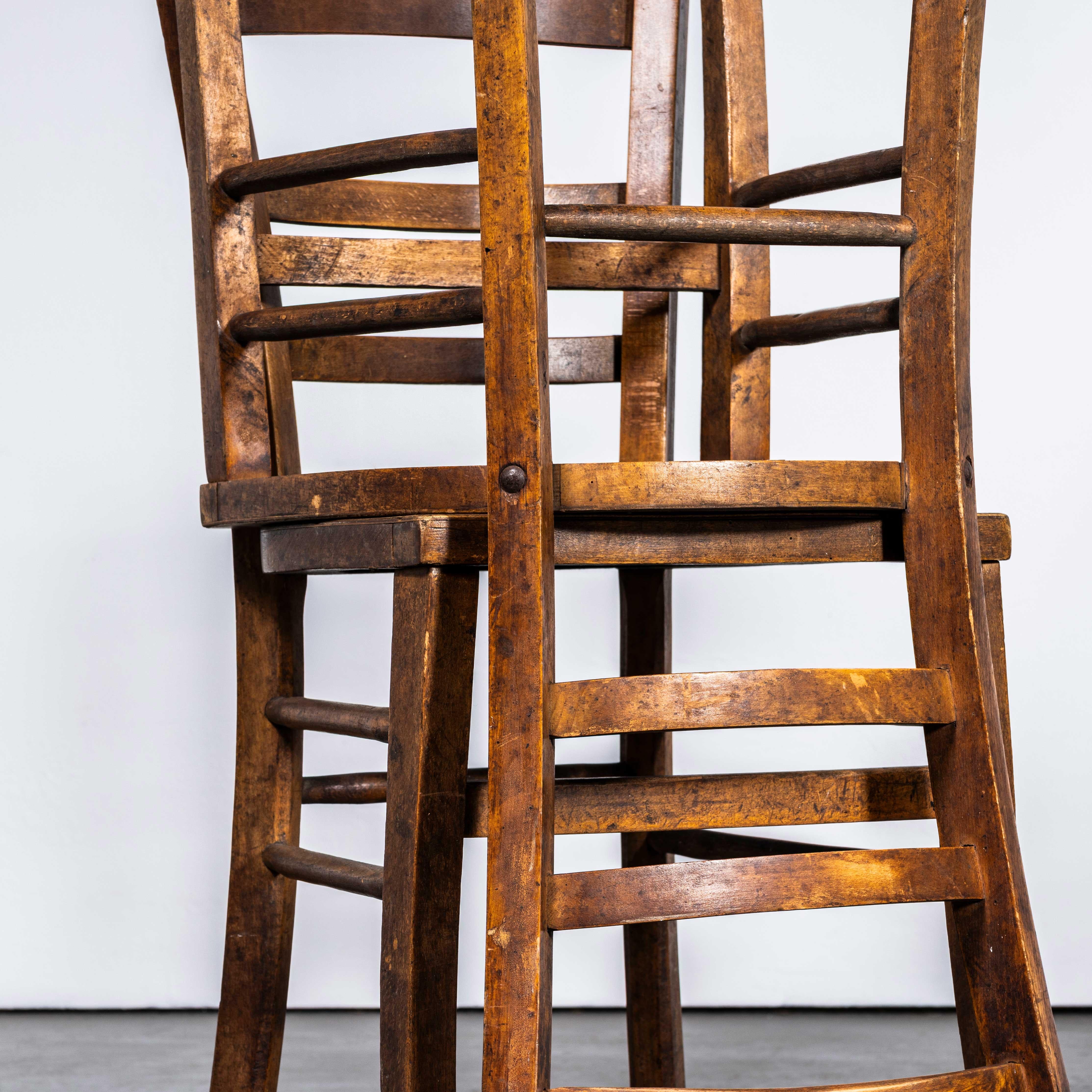 1930's French Farmhouse Perforated Seat Esszimmerstühle - Set von fünf (Französisch) im Angebot