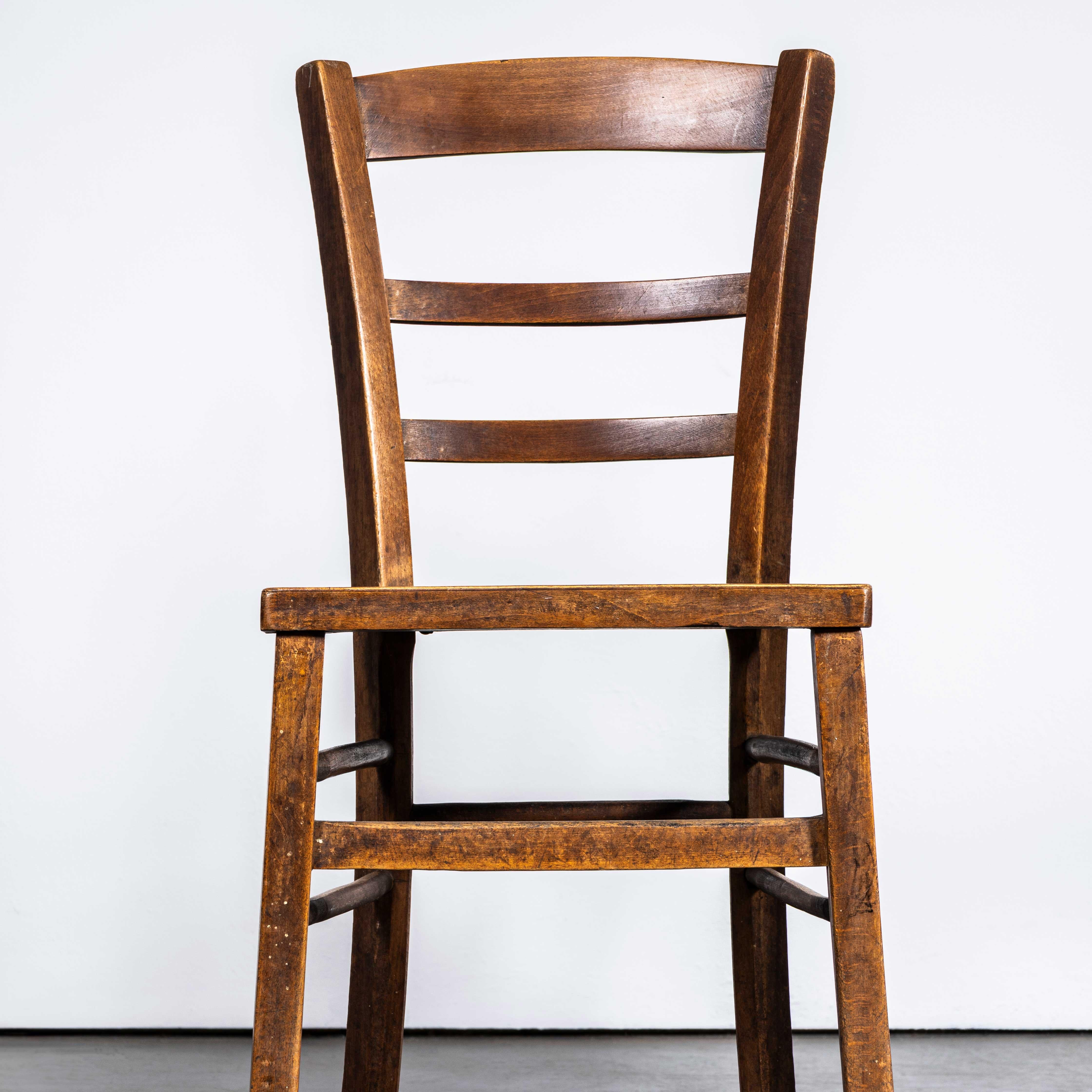 1930's French Farmhouse Perforated Seat Esszimmerstühle - Set von fünf im Zustand „Gut“ im Angebot in Hook, Hampshire