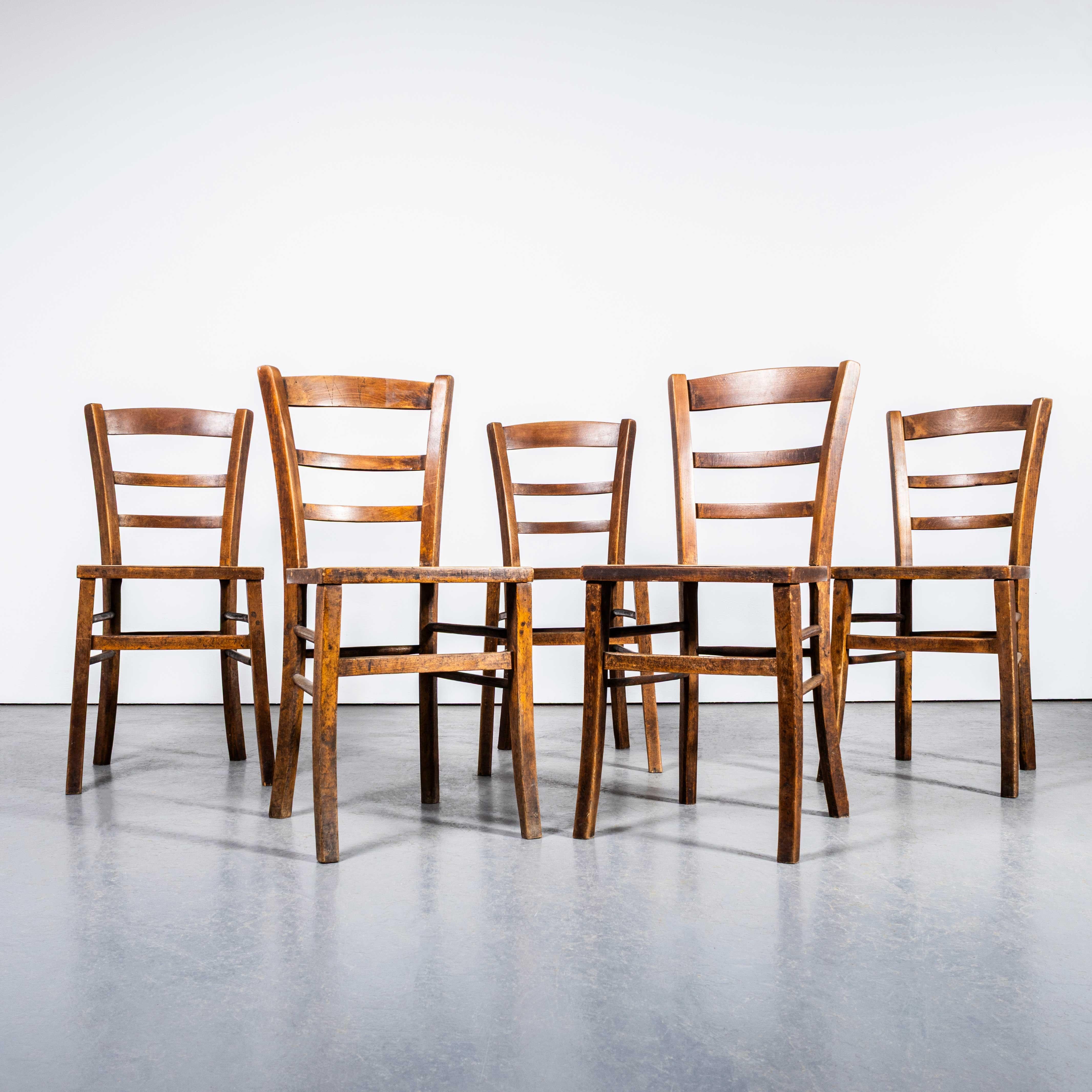 1930's French Farmhouse Perforated Seat Esszimmerstühle - Set von fünf (Mitte des 20. Jahrhunderts) im Angebot