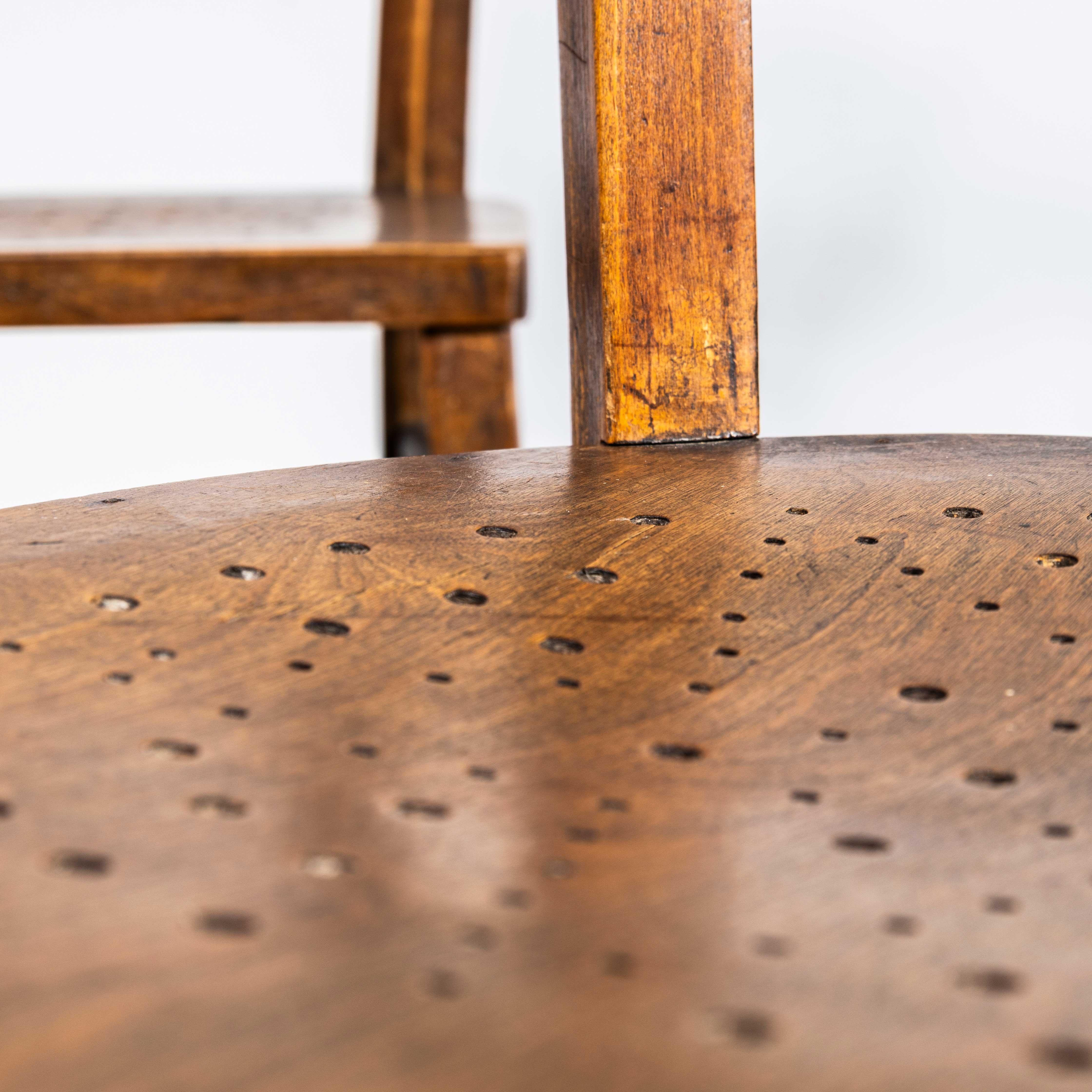 1930's French Farmhouse Perforated Seat Esszimmerstühle - Set von fünf (Buchenholz) im Angebot