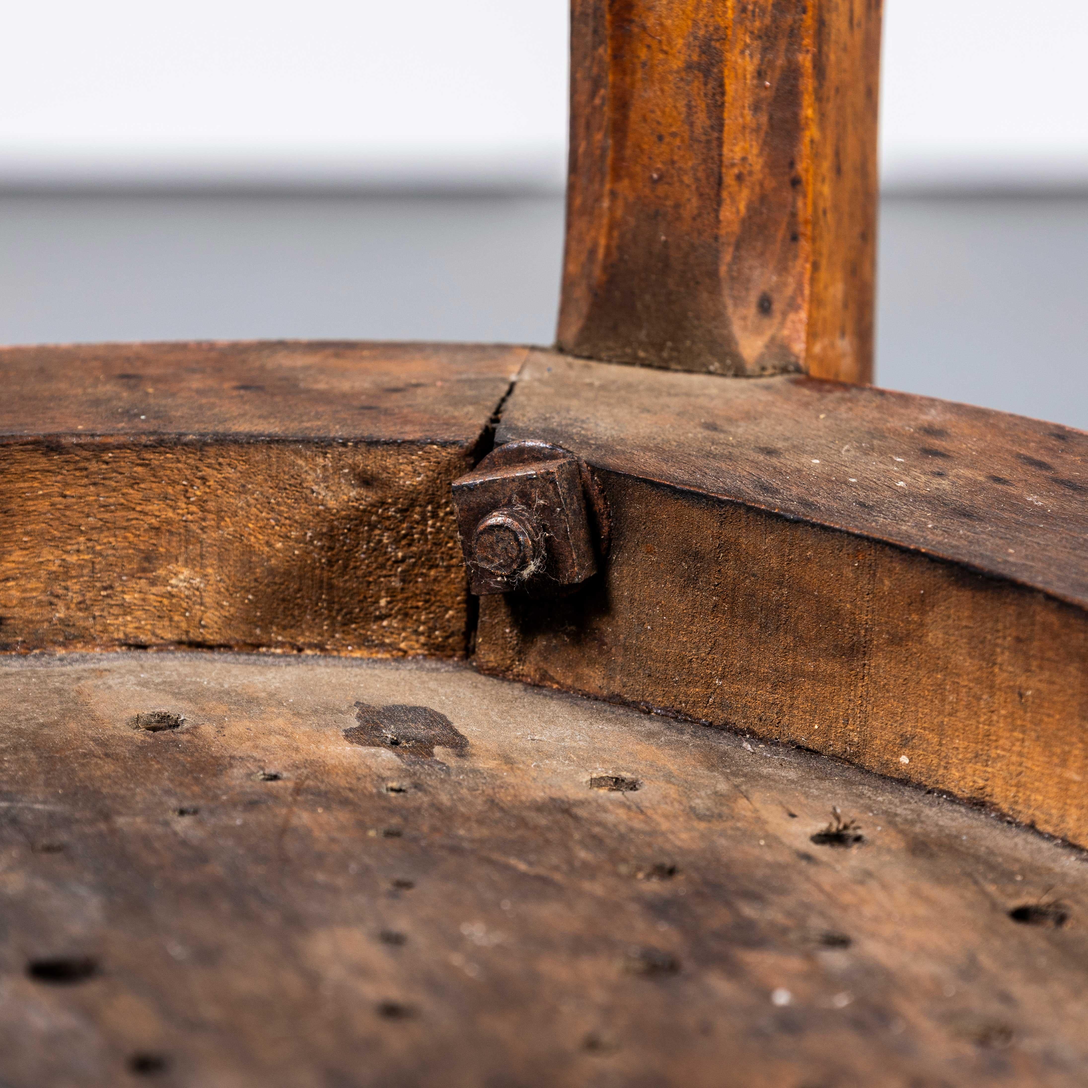 1930's French Farmhouse Perforated Seat Esszimmerstühle - Set von fünf im Angebot 2