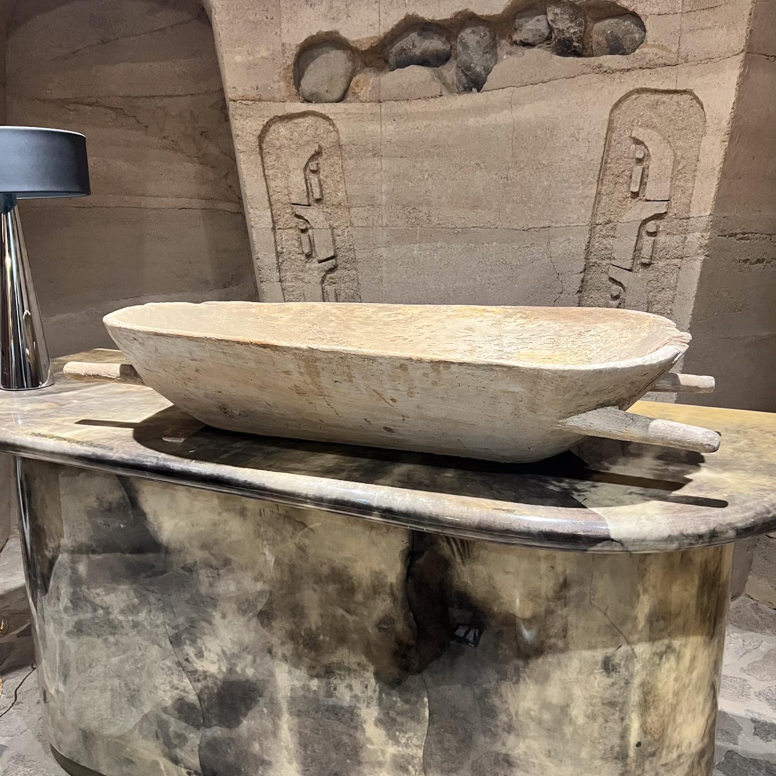 AMBIANIC presenta
Mangiatoia da giardino francese del 1930 in legno invecchiato.
Fioriera da giardino Jardinière.
Tavola singola di legno intagliata a mano.
8,5 H. x 21,75 P. x 49 L.
Condizioni originali, non restaurate e afflitte.
L'articolo