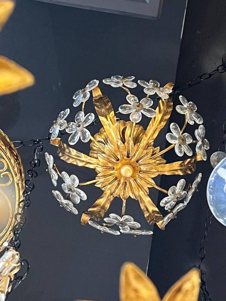circa 1930, luminaire français en métal doré avec fleurs en cristal (4 lumières intérieures)