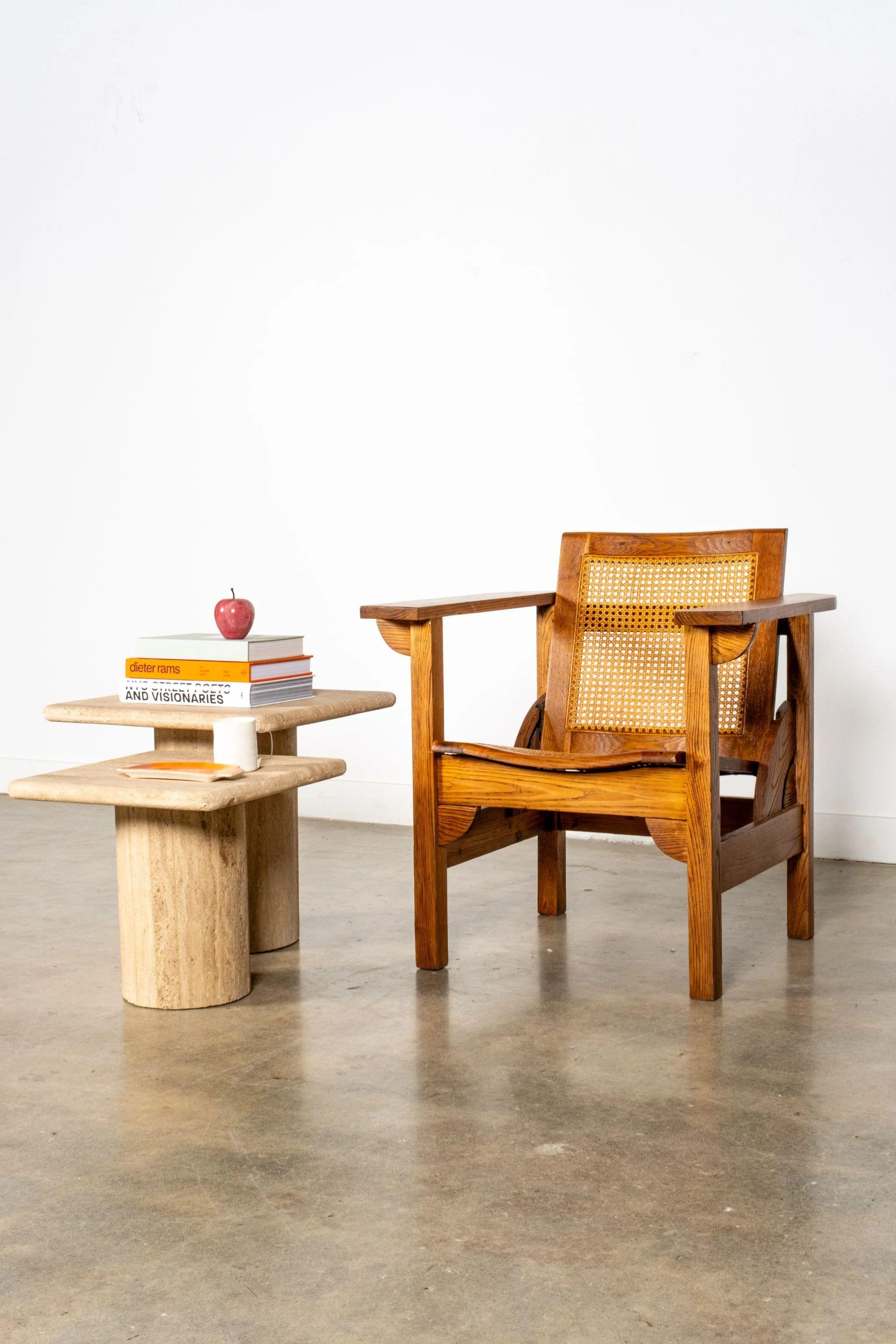Sillón de los años treinta, del diseñador francés Pierre Dariel (1889 - 1953), con respaldo abatible que permite tres posiciones de asiento diferentes. El tejido de la caña crea un soporte flexible que amplía el nivel de comodidad. Con una presencia