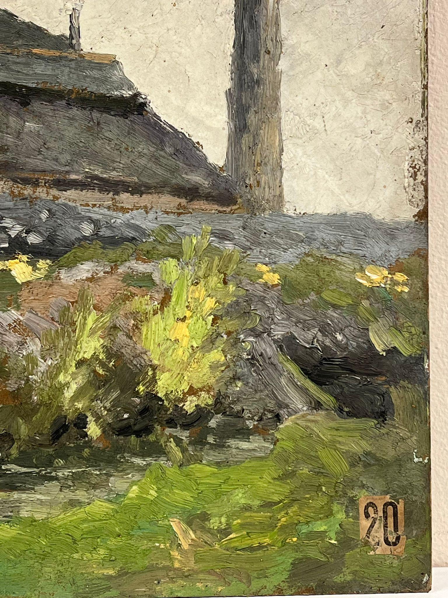 Figure laveuse dans un ruisseau campagnard à côté d'un bâtiment industriel, huile signée française - Gris Landscape Painting par 1930's French Impressionist