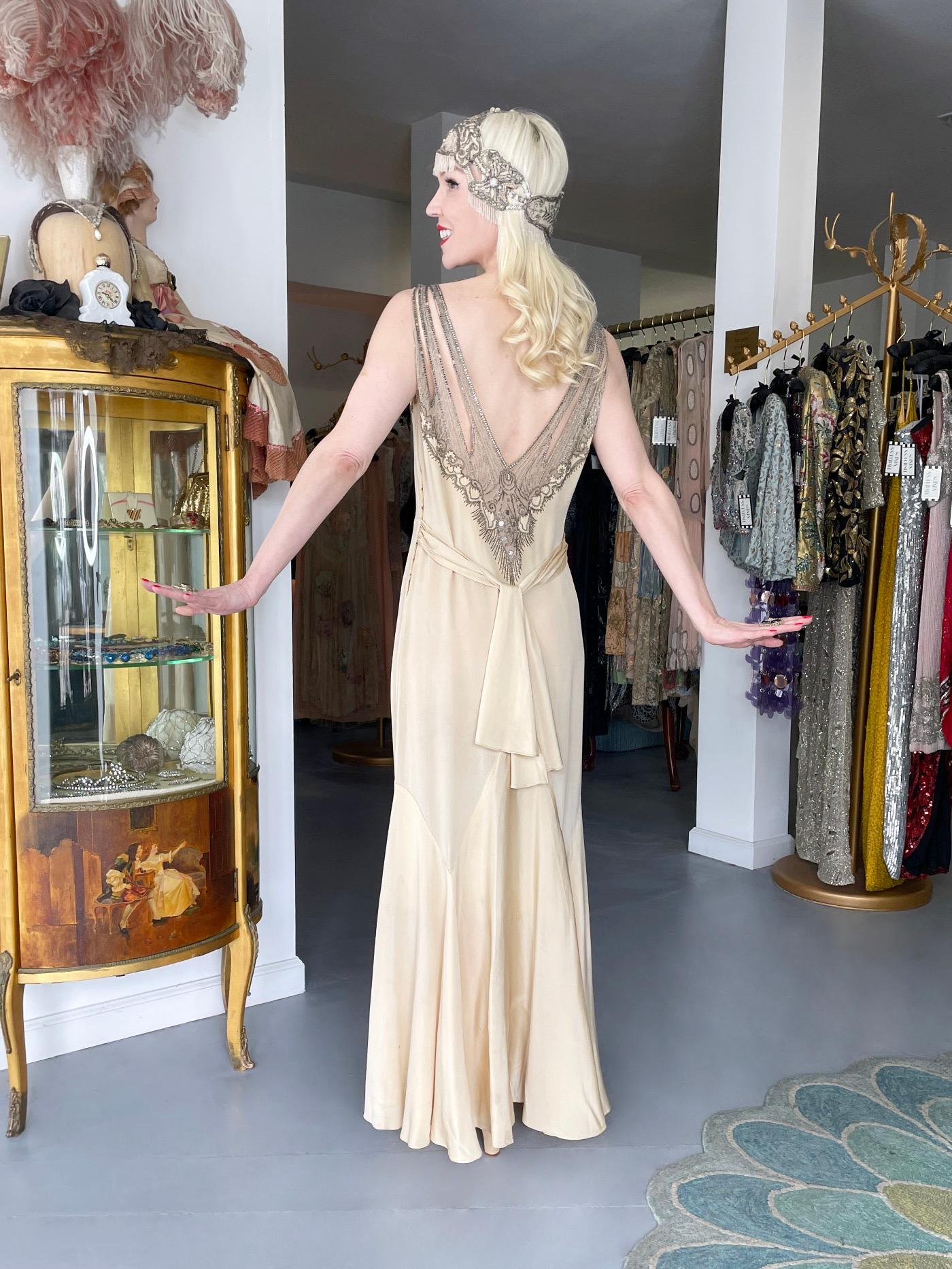 Robe de mariée française des années 1930 en soie ivoire crème perlée, avec illusion de voilage et coupe en biais 10