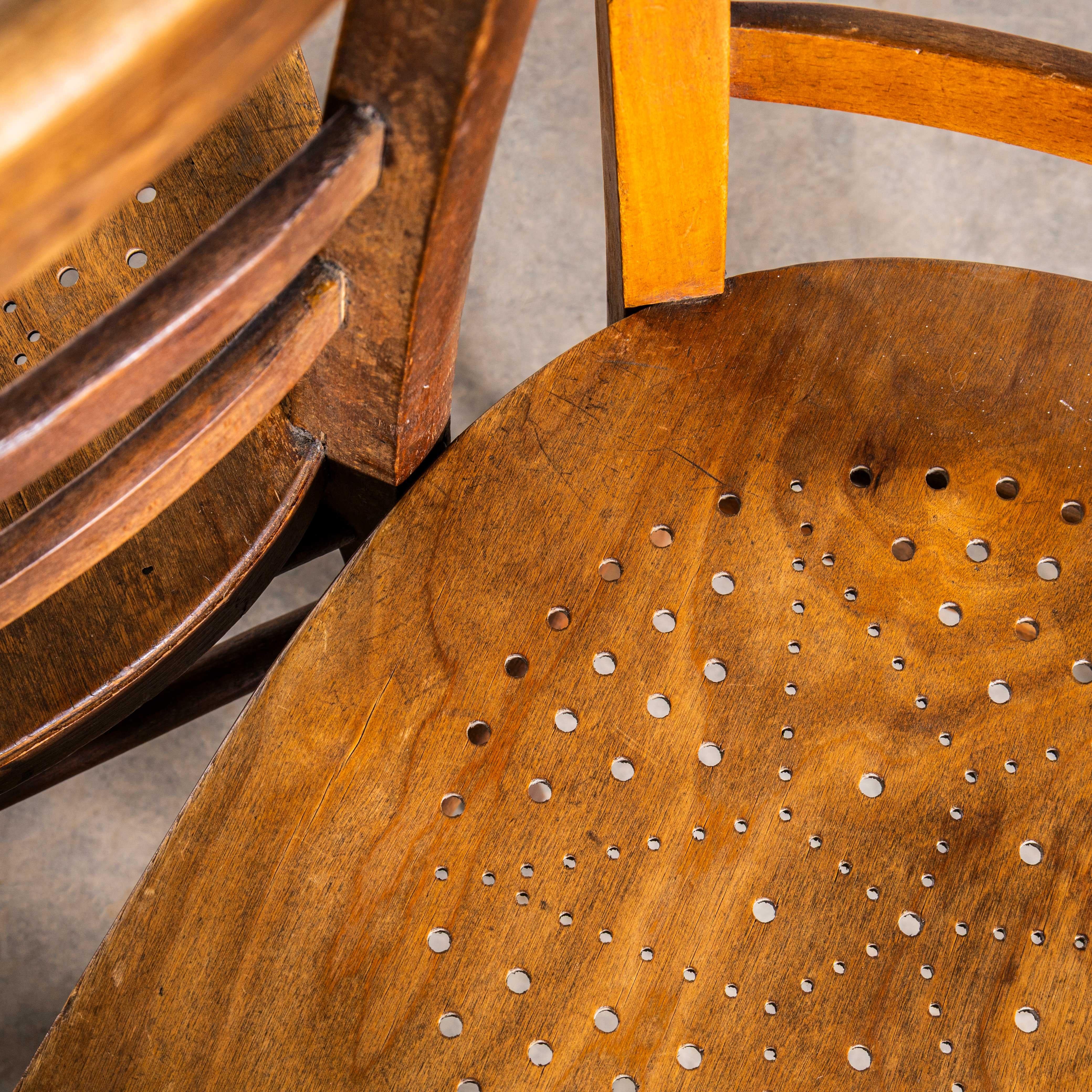 1930's French Ladderback Perforated Seat Esszimmerstühle - Paar (Französisch) im Angebot