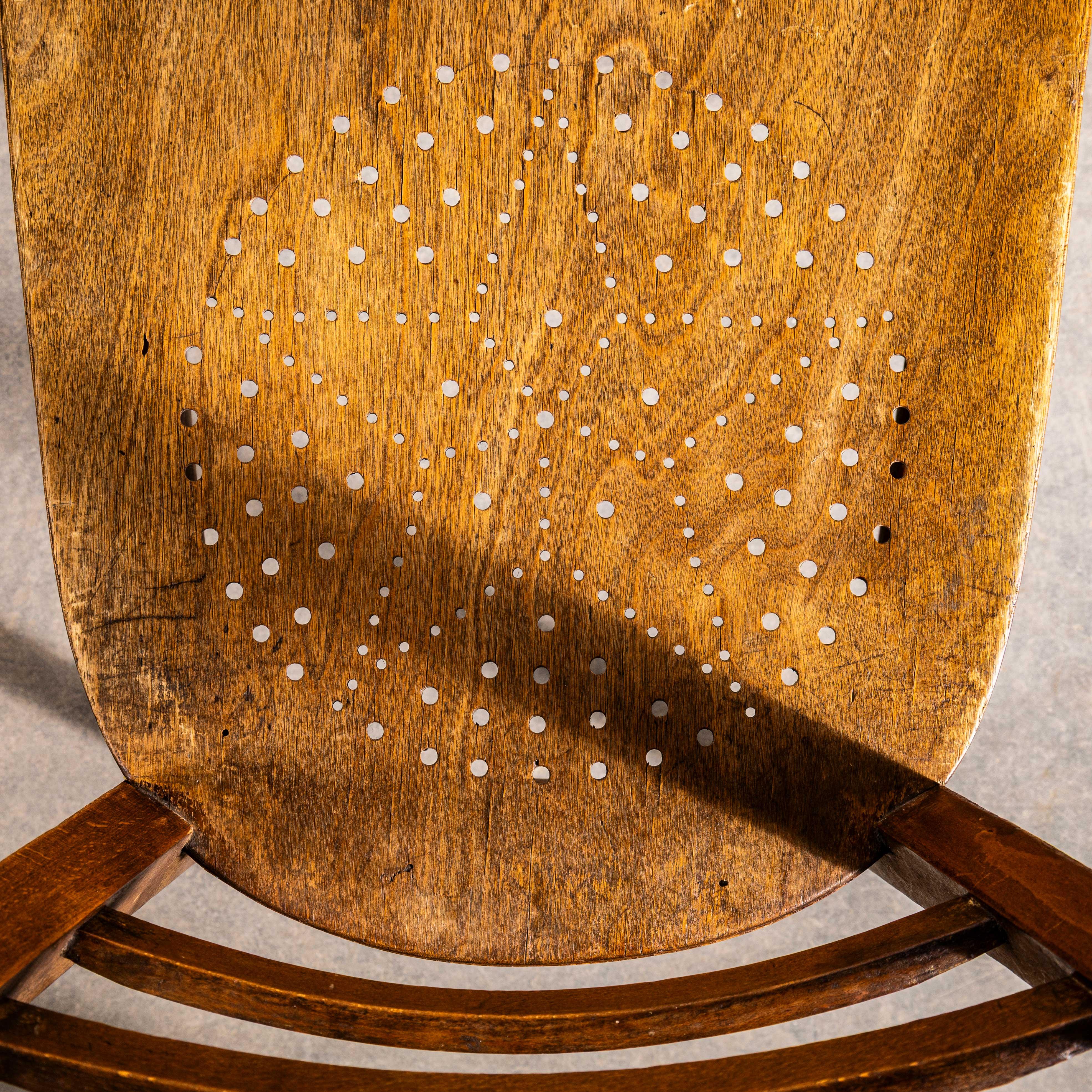 1930's French Ladderback Perforated Seat Esszimmerstühle - Paar im Zustand „Gut“ im Angebot in Hook, Hampshire