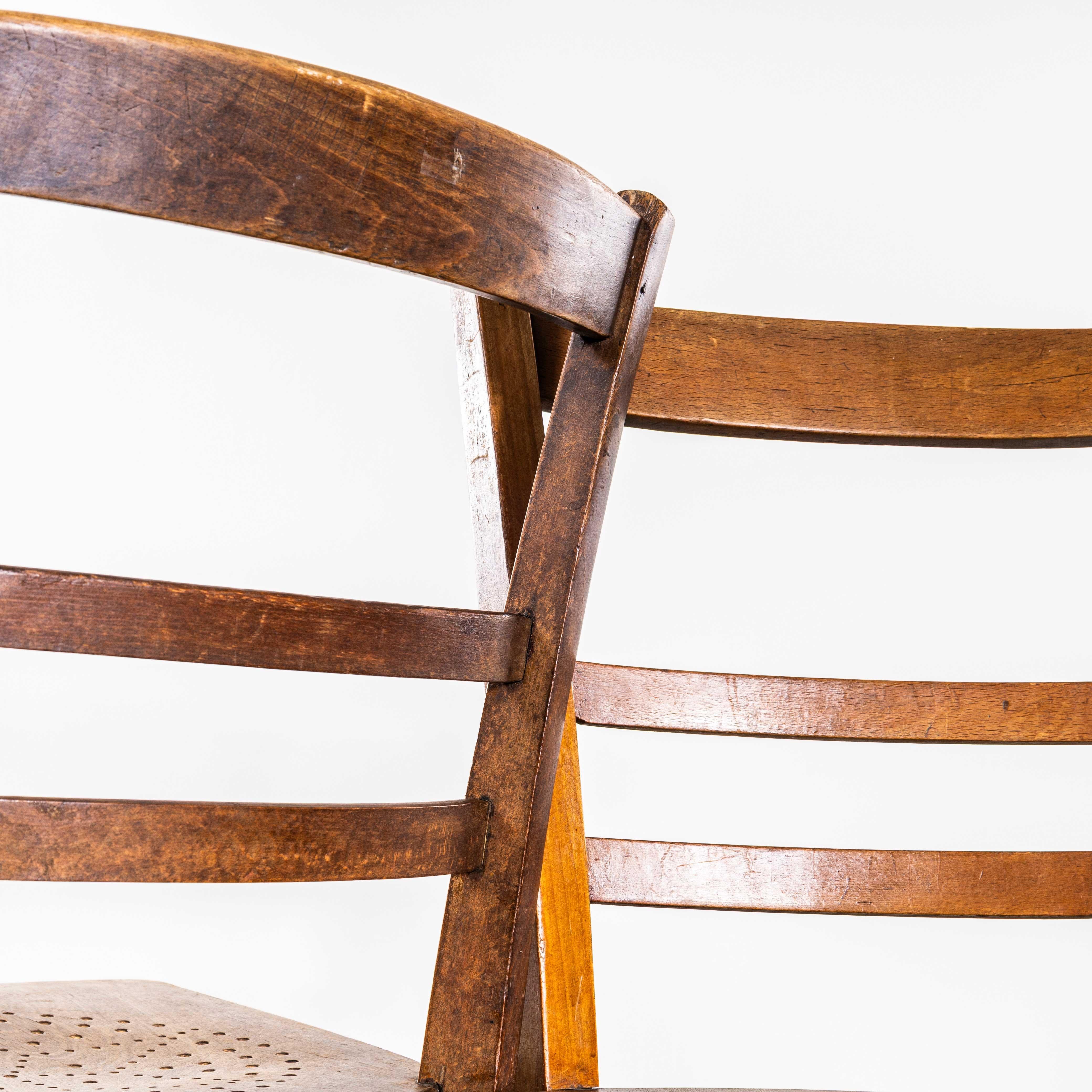 1930's French Ladderback Perforated Seat Esszimmerstühle - Paar (Mitte des 20. Jahrhunderts) im Angebot