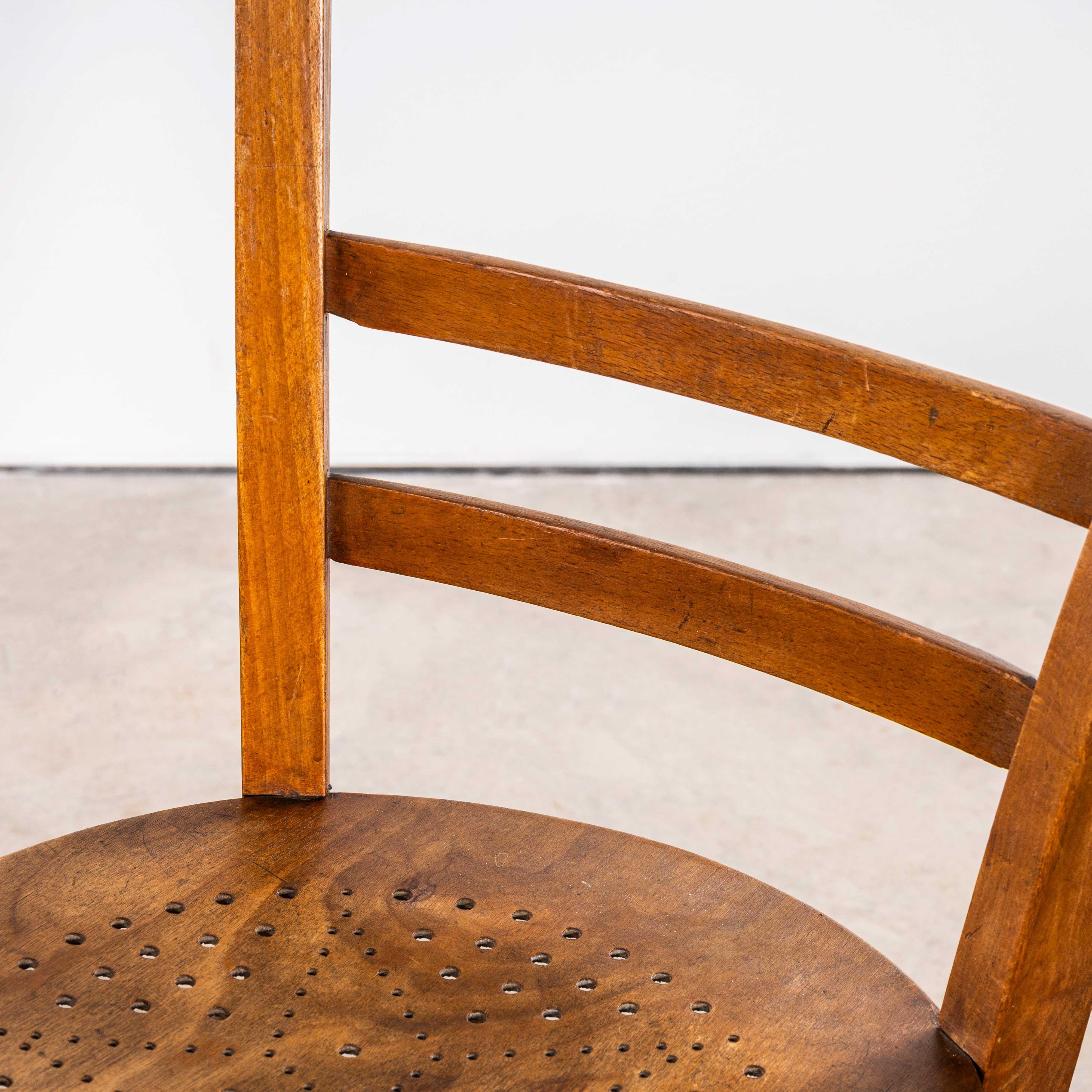1930's French Ladderback Perforated Seat Esszimmerstühle - Paar im Angebot 1