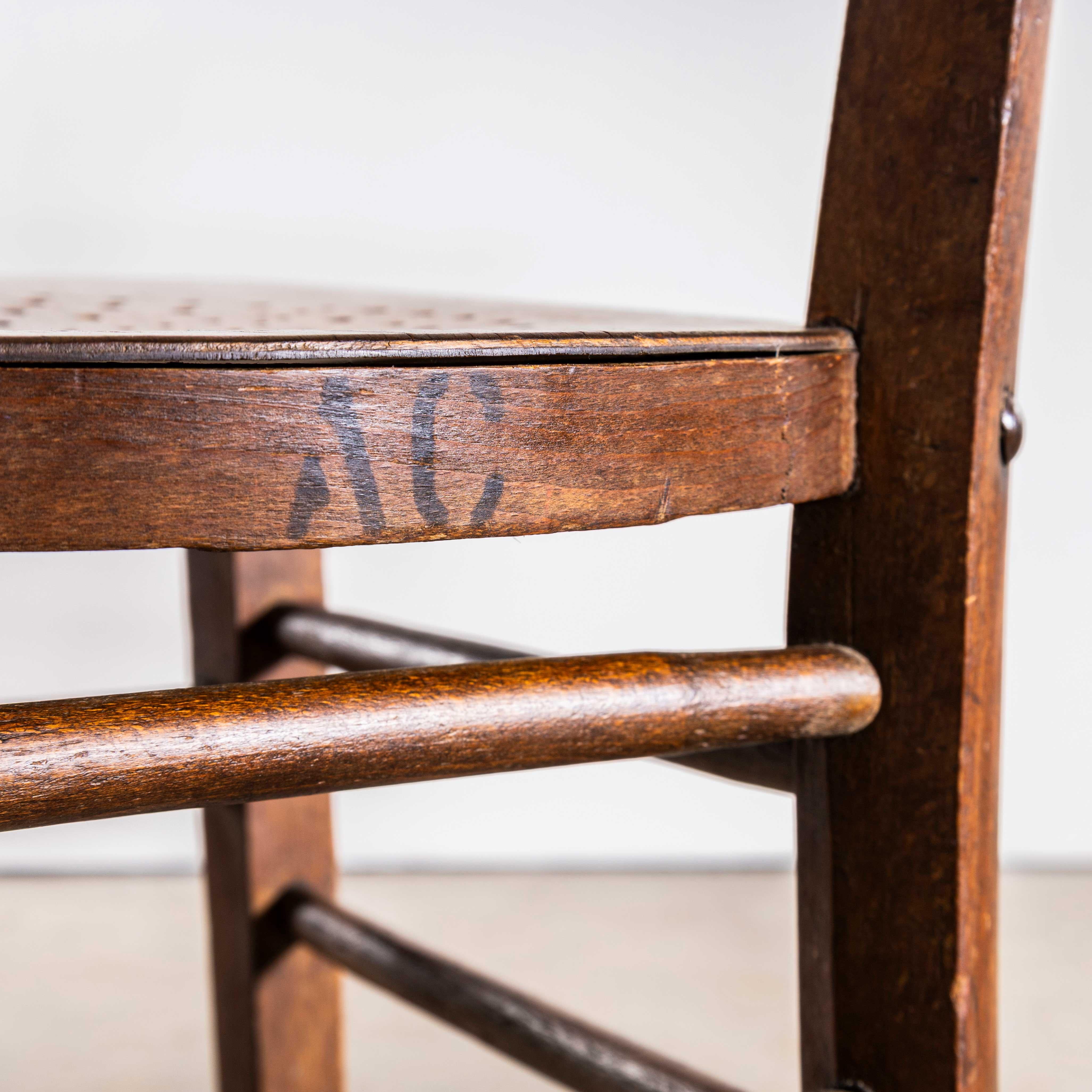 1930's French Ladderback Perforated Seat Esszimmerstühle - Paar im Angebot 2