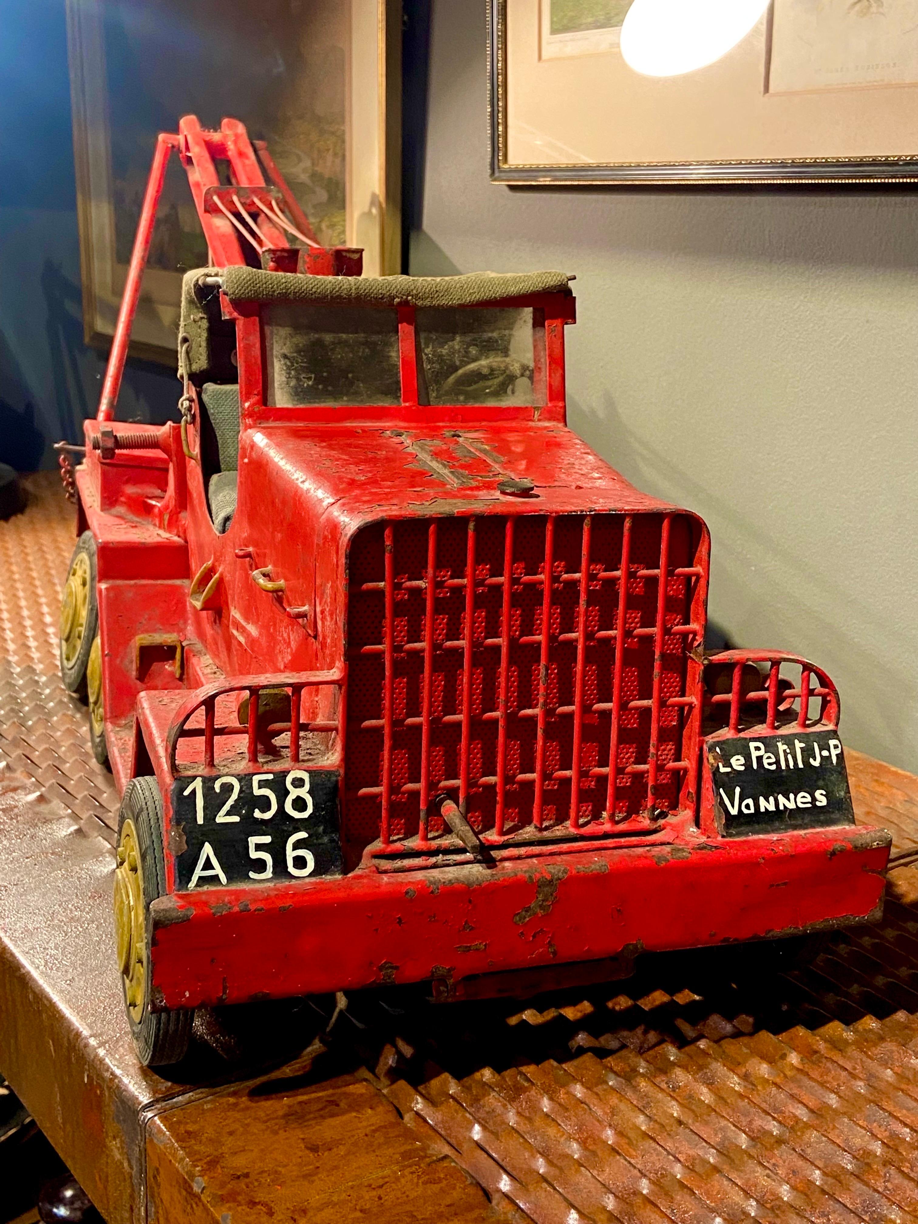 Français Jouet de camionneur français des années 1930 en métal rouge en vente
