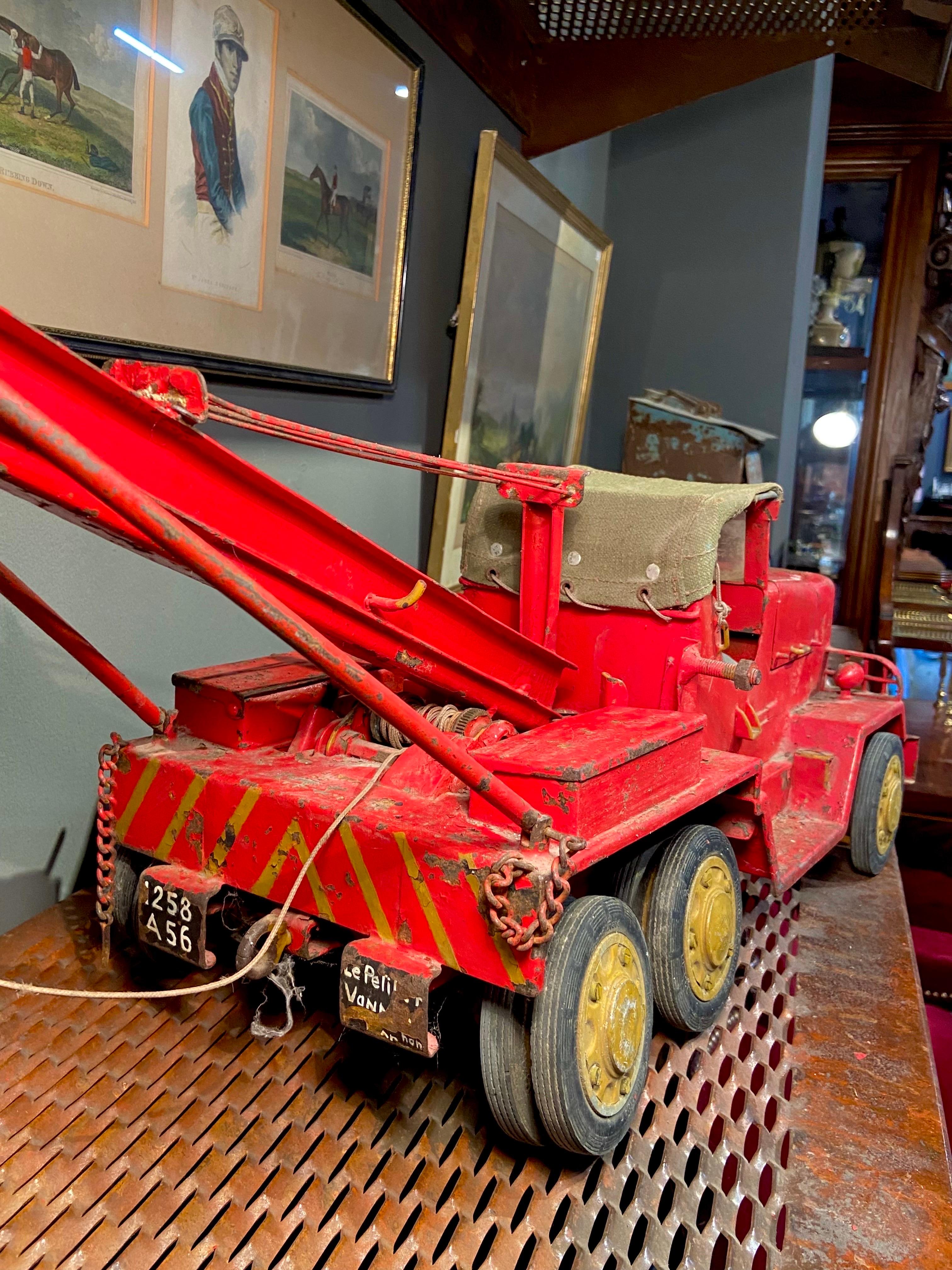 1930s French Large Tow Truck Toy in Red Metal In Good Condition For Sale In Sofia, BG