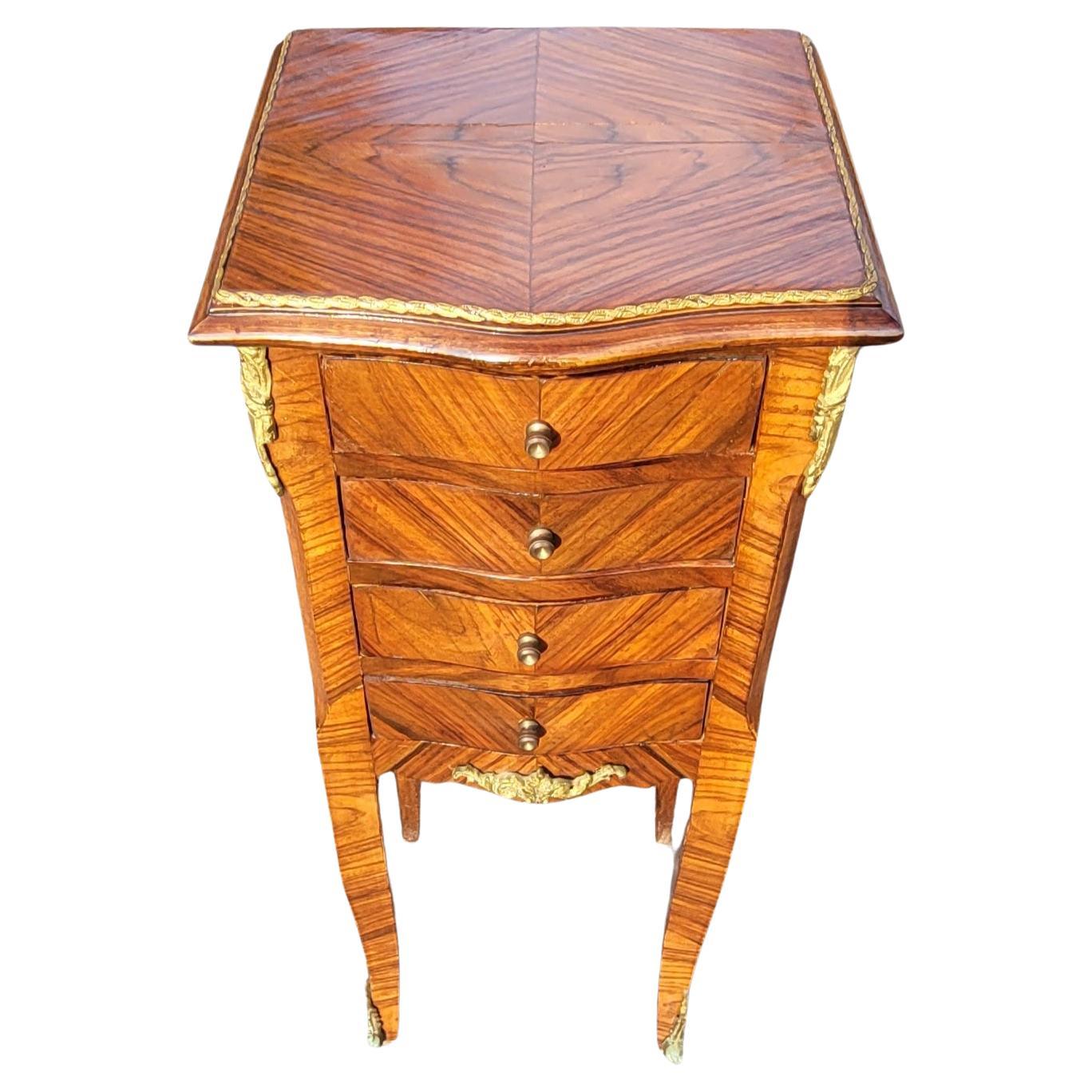 Absolument magnifique table d'appoint Louis XV du début du 20ème siècle à deux tiroirs en noyer et bois de satin incrusté d'ormolu. Bois de satin très fin  les travaux d'incrustation. Mesure 12