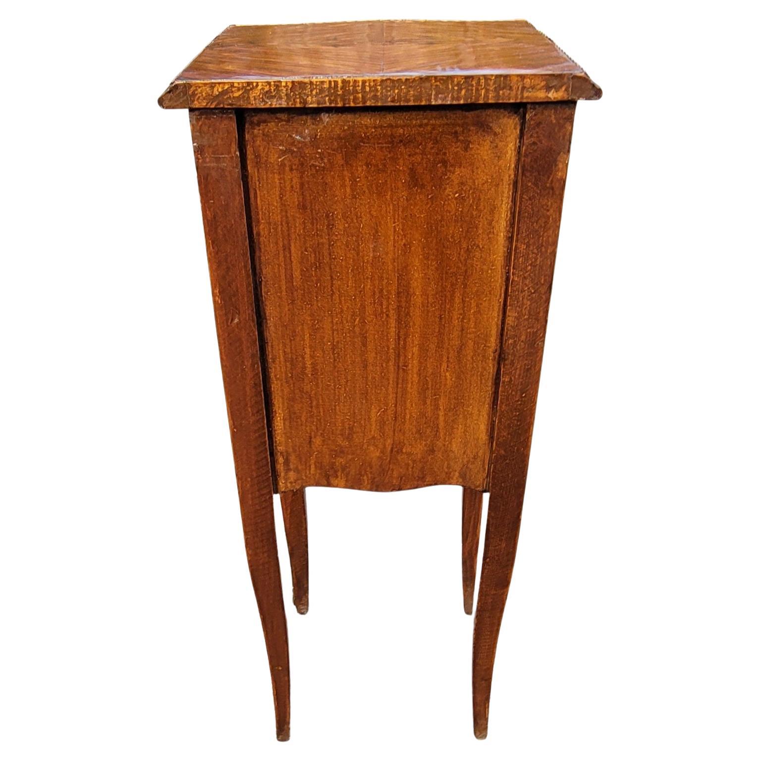 Annes 1930 Franais Louis XV  Table d'appoint  4 tiroirs en bois de King et ormolu en vente 1