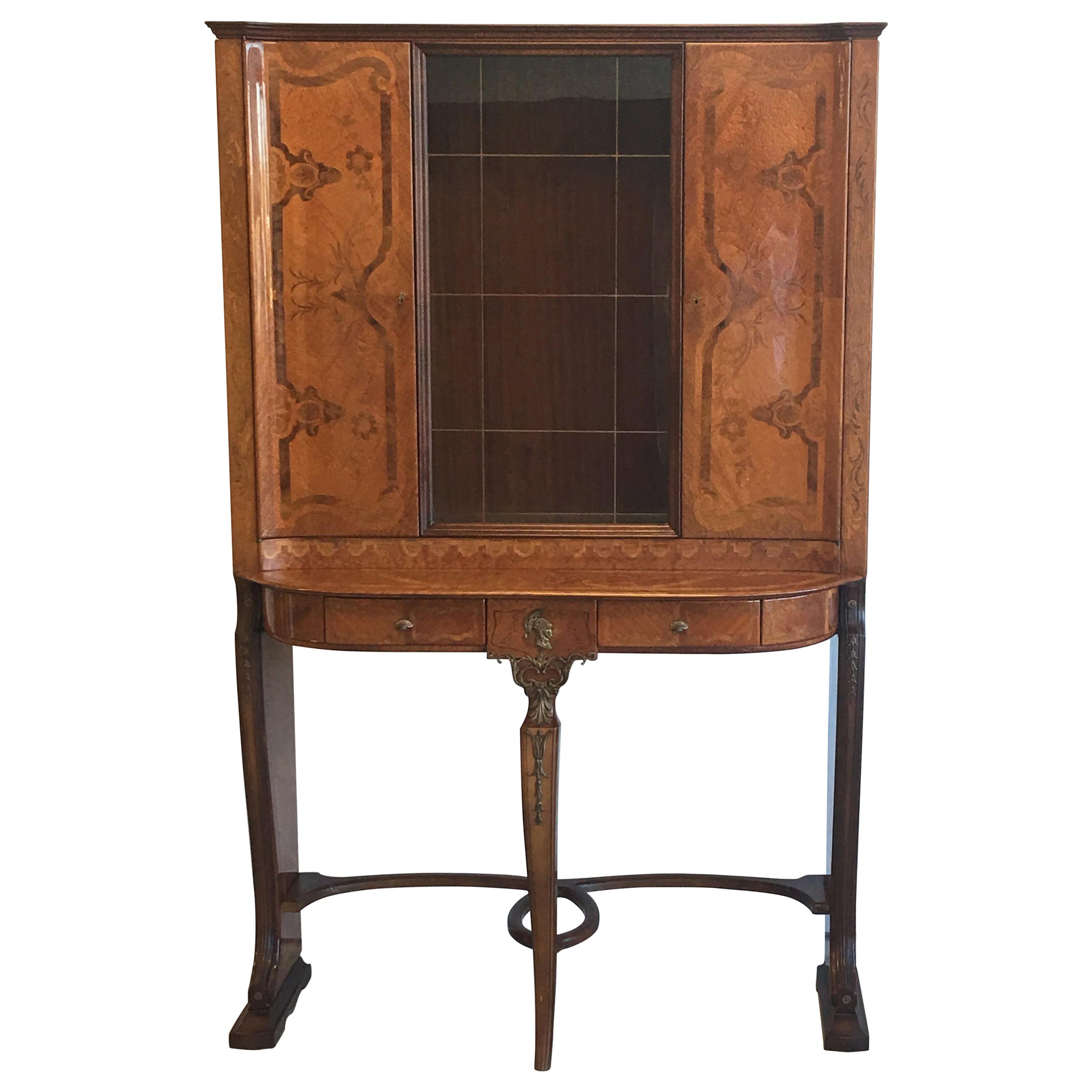 1930s French Louis XV Style Inlaid and Lacquered Curio Cabinet For Sale