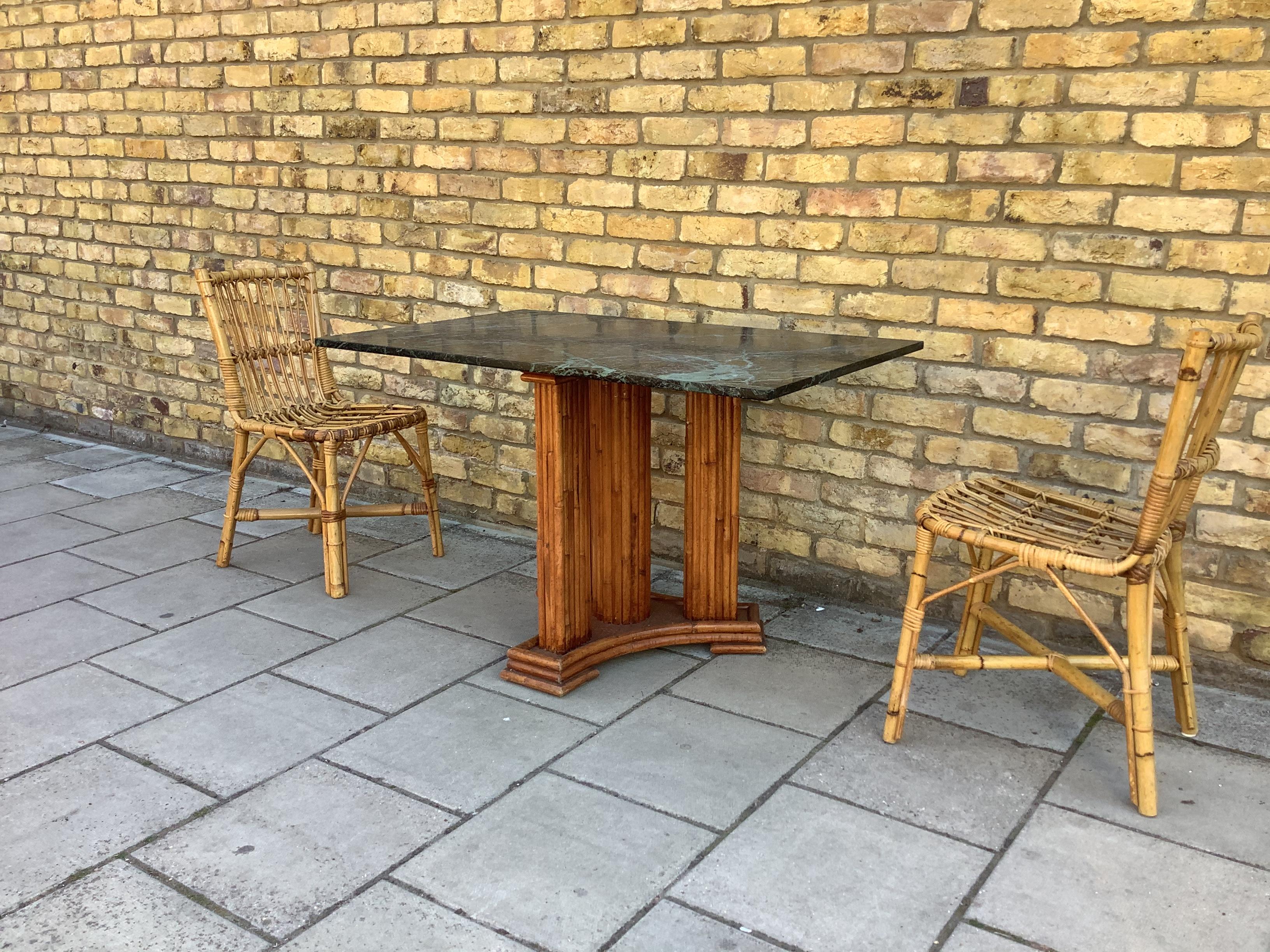 Mid-Century Modern Table de salle à manger française des années 1930 en marbre et bambou en vente