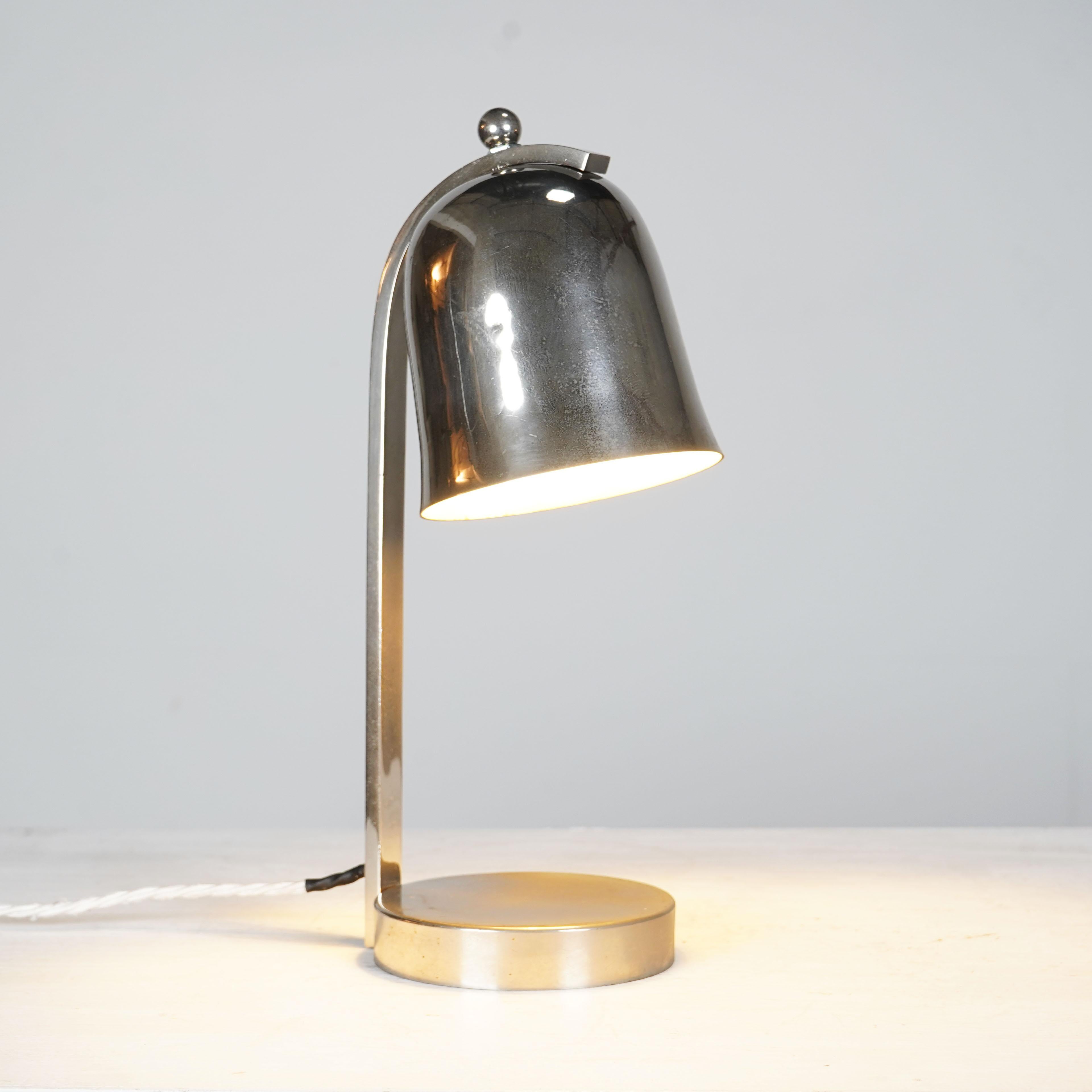 Mesa francesa de metal de los años 30 con bombilla de bayoneta. Enchufe británico 
Recableado y prueba PAT. 
 
Dimensiones
 
H 36cm , D 13cm (en la base)
 
Quiénes somos  
Somos Stowaway London, una pequeña empresa online que vende una selección de