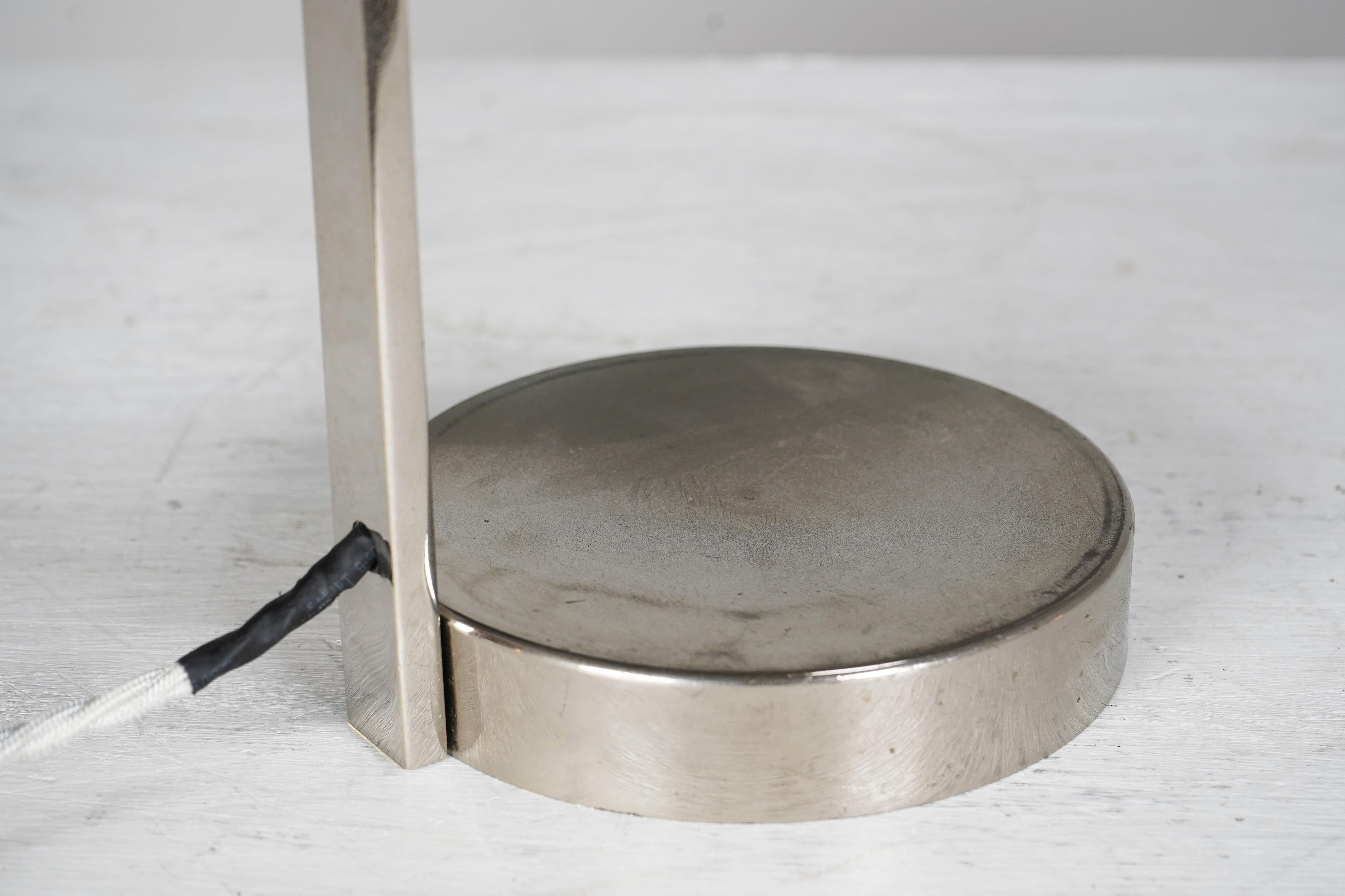 Lámpara de mesa francesa de metal de los años 30 - Foto 2 de 8 Lámpara de mesa francesa de metal de los años 30 - 1