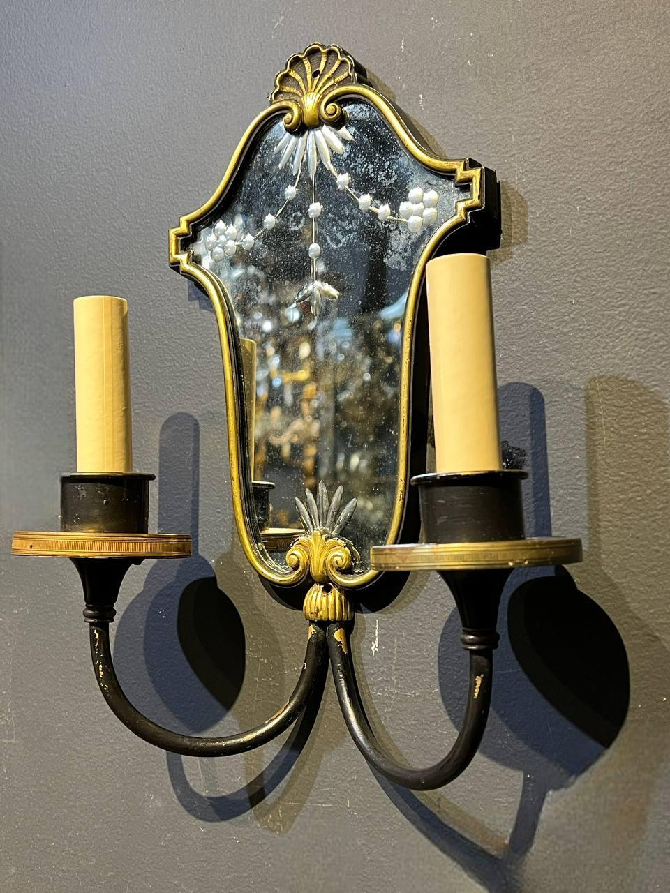 Französischer geätzter Spiegel aus den 1930er Jahren und Bronzewandleuchter 