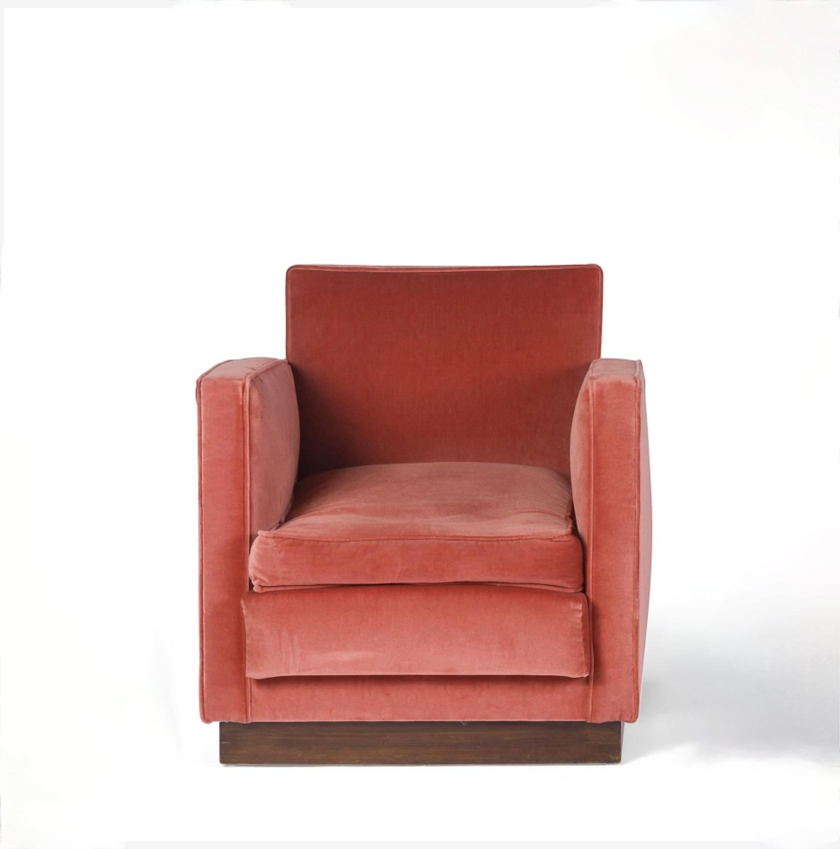 Ein äußerst eleganter französischer Art-Déco-Sessel, der 1934 von Decoration Lévitan hergestellt wurde und in deren Katalog aus diesem Jahr dokumentiert ist. Der Sessel ist wunderschön proportioniert, mit einem mit Samt gepolsterten Oberteil und