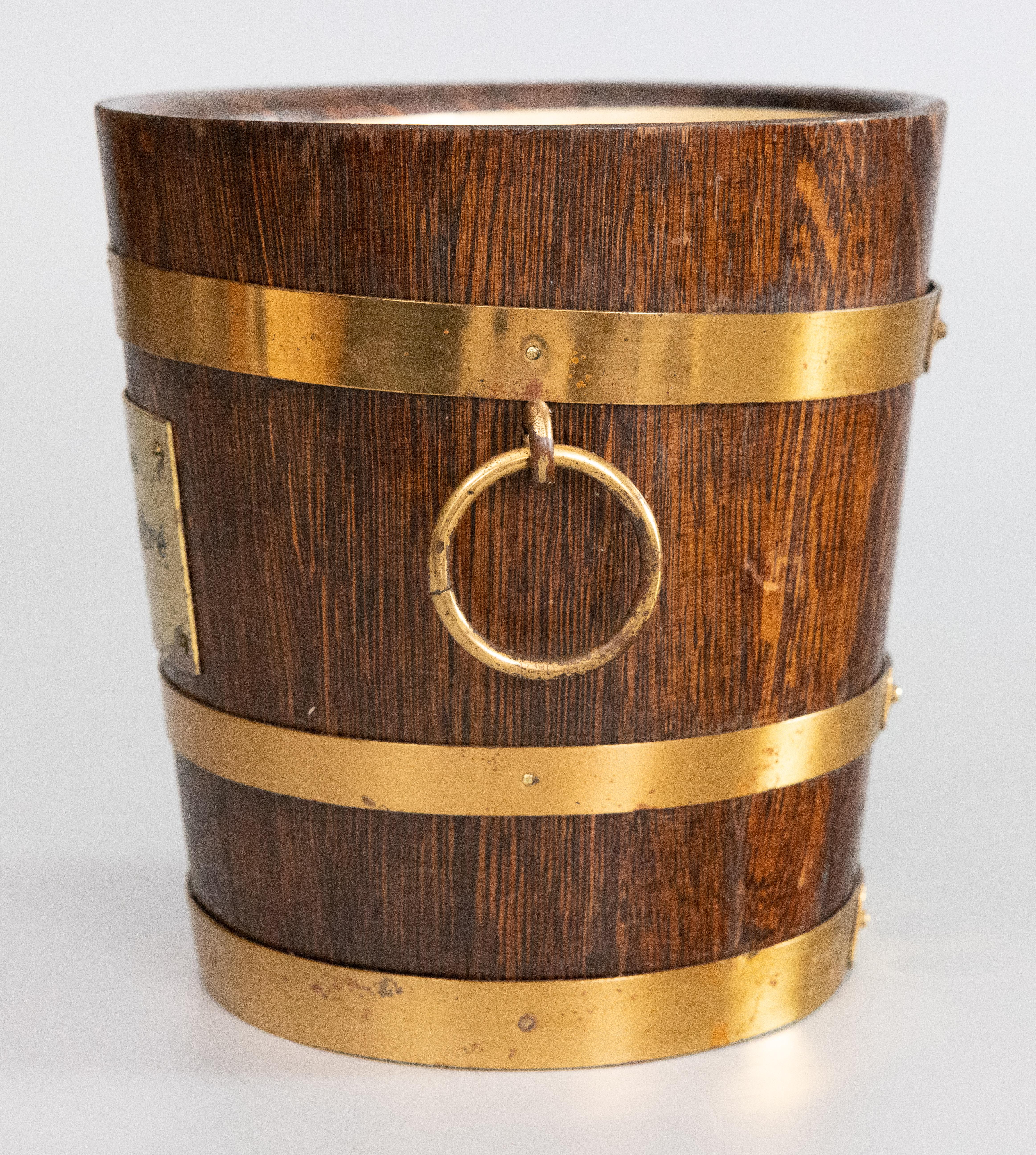 A superb French oak & brass coopered barrel wine cooler champagne ice bucket with removable insert made by Géraud Lafitte c. 1930. Maker's mark on lower brass band. This fine quality ice bucket is solid and well made exhibiting excellent