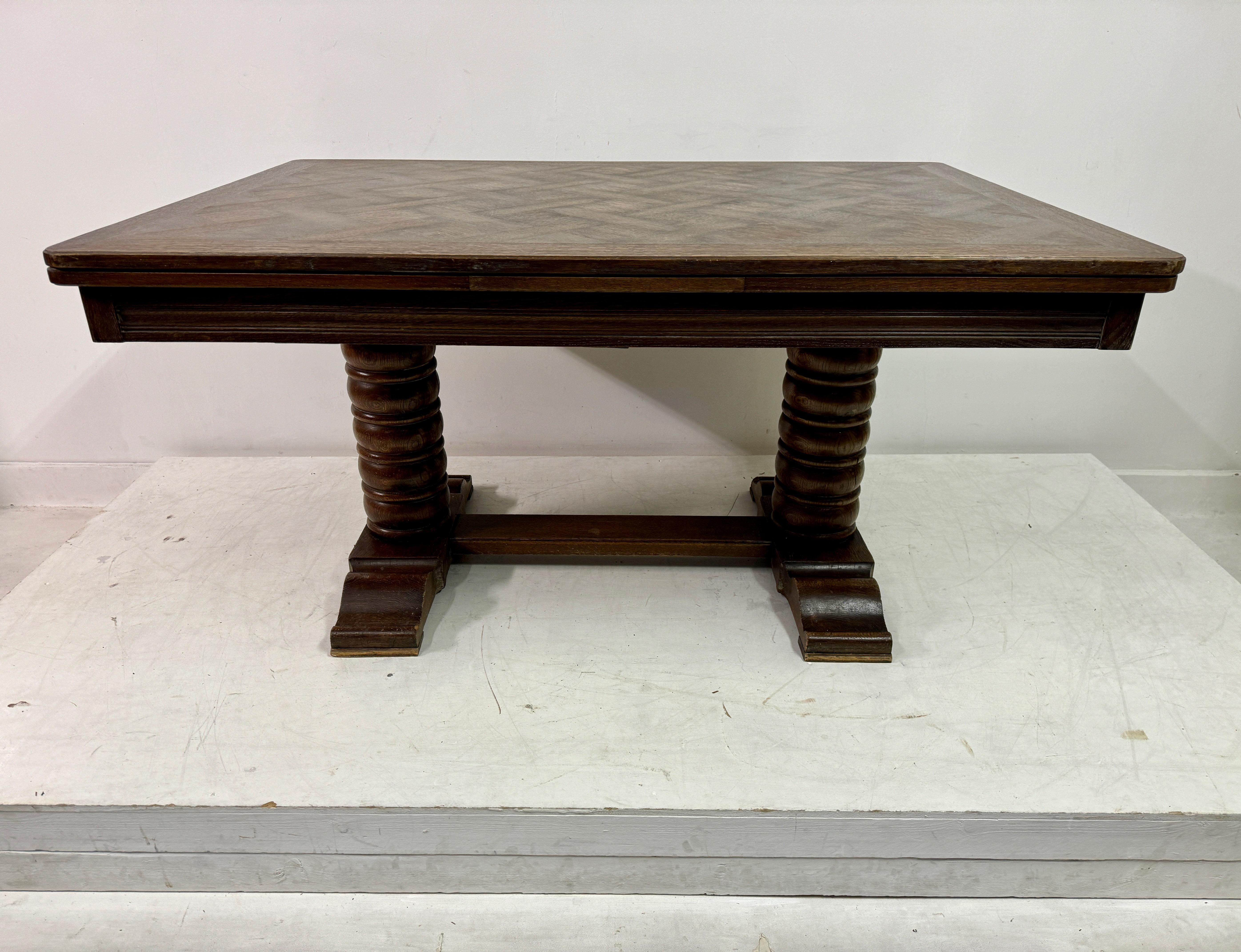 Mid-Century Modern Table de salle à manger à rallonge en chêne français des années 1930 avec pieds Bobbin tournés en vente