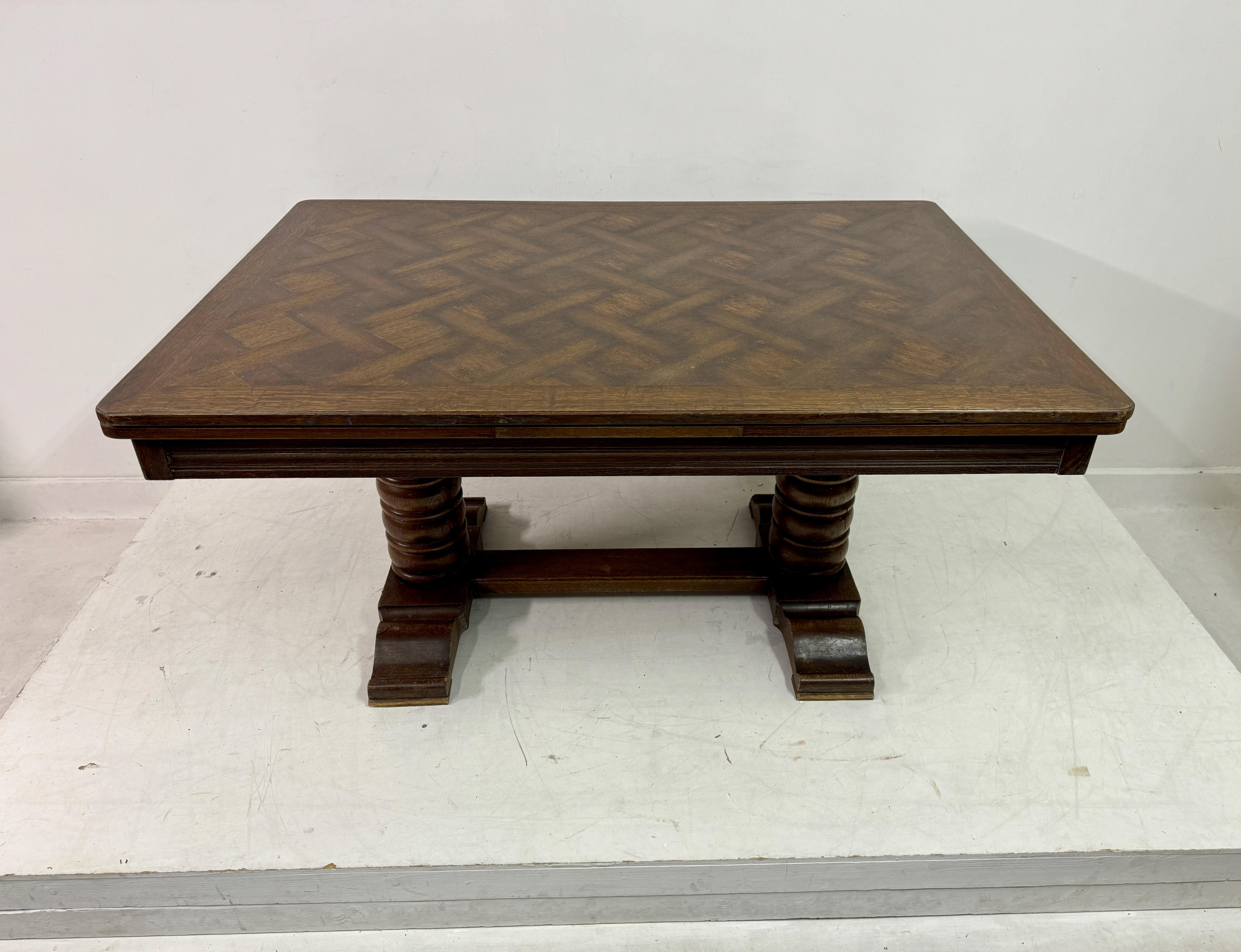 1930s French Oak Extending Dining Table With Turned Bobbin Legs In Good Condition For Sale In London, London
