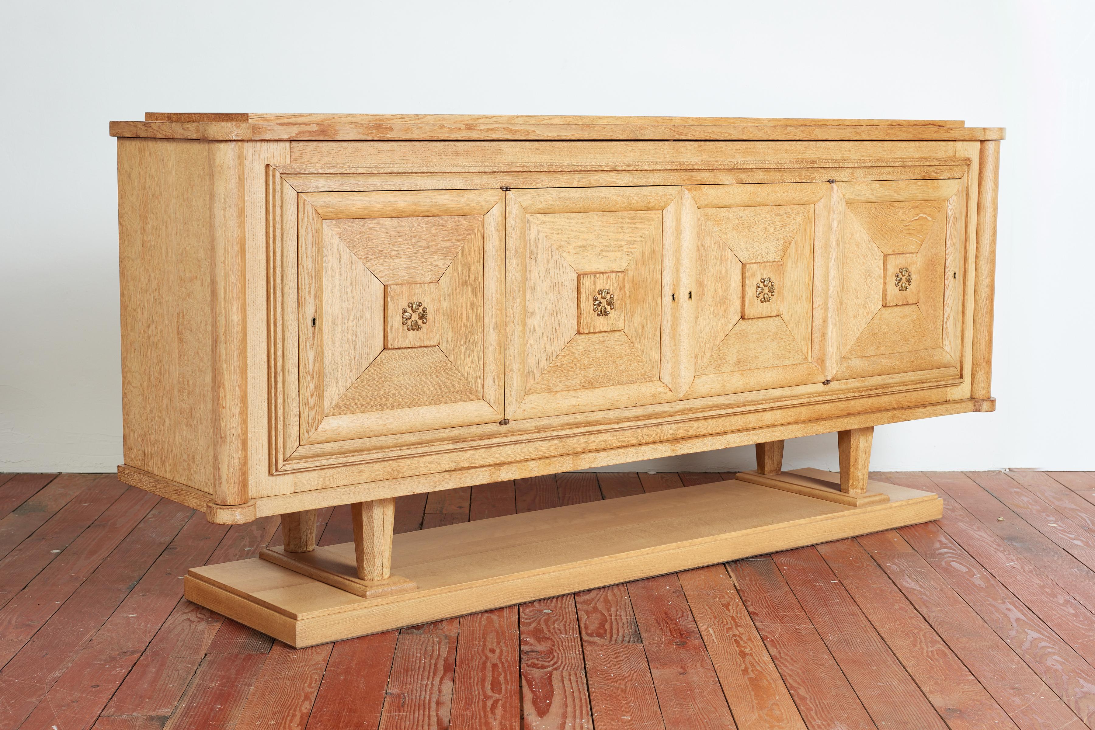 1930's French Oak Sideboard (Mitte des 20. Jahrhunderts) im Angebot