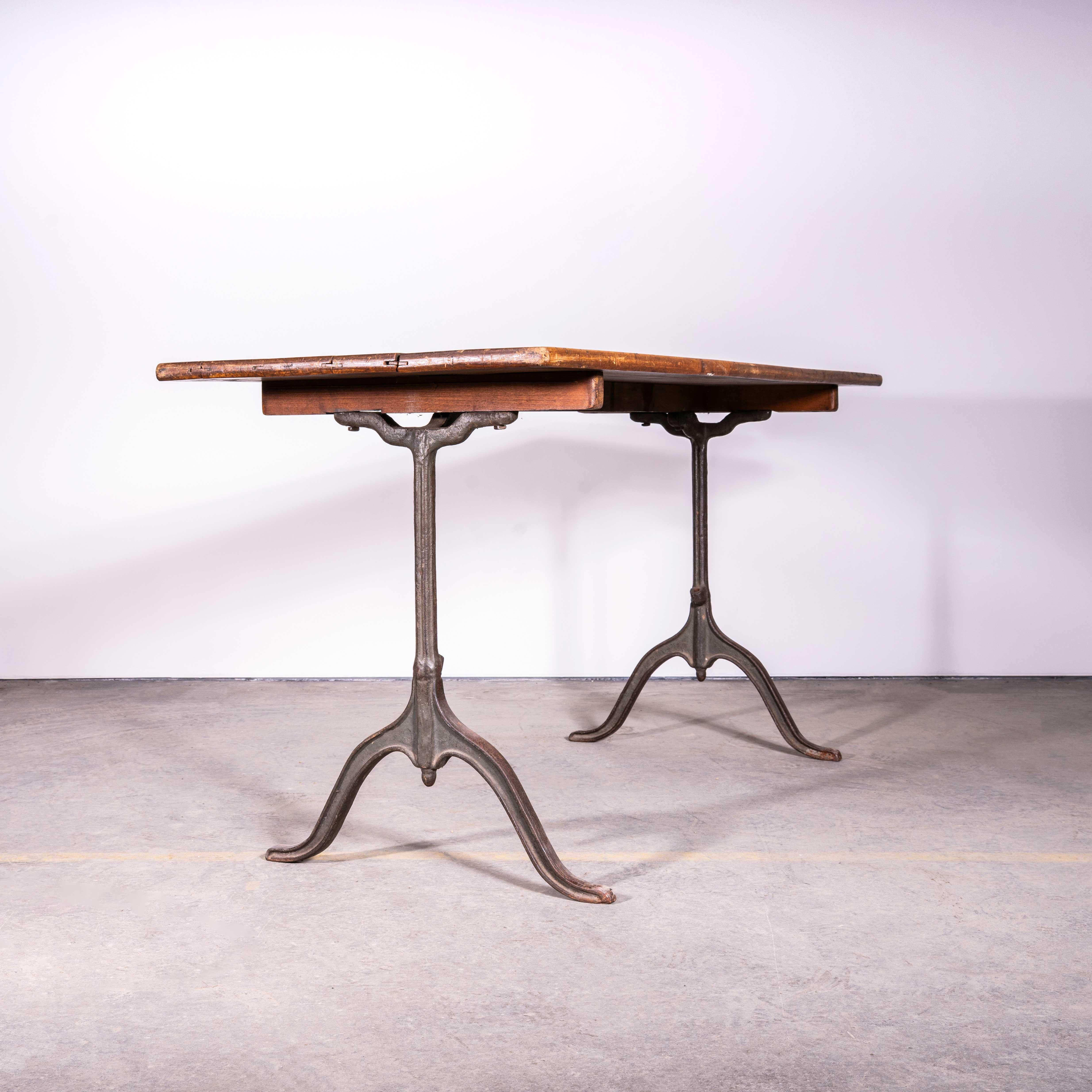 Table de bistro en métal moulé Kronenbourg Café Dining - 1930. 

Provenant du site d'origine de Kronenbourg en Alsace, la table a été trouvée dans une partie désaffectée de l'usine et provenait du café des ouvriers de Kronenbourg. L'élégante base en