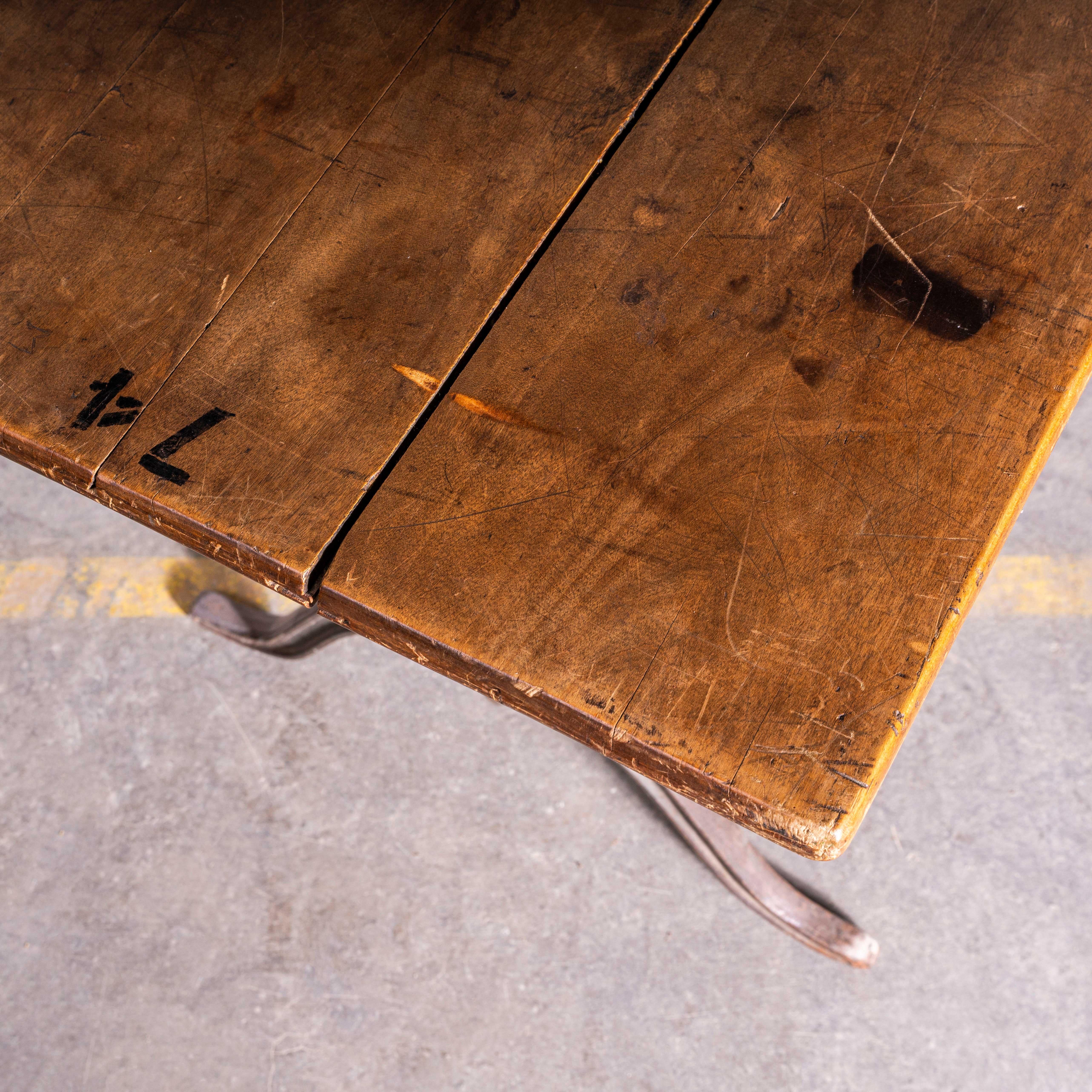 Français Petite table de salle à manger française des années 1930 à base moulée d'origine (3586) en vente