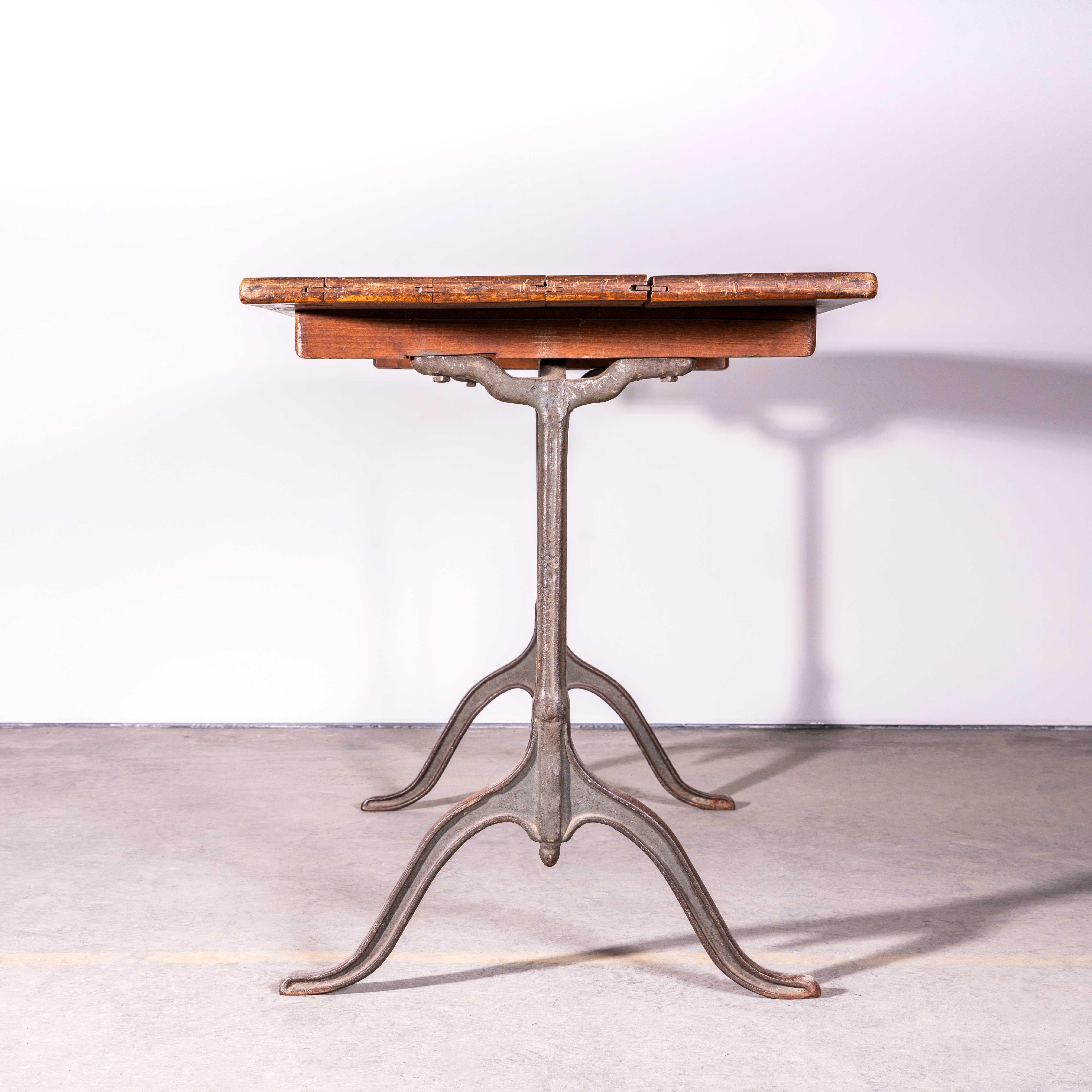 Petite table de salle à manger française des années 1930 à base moulée d'origine (3586) Bon état - En vente à Hook, Hampshire