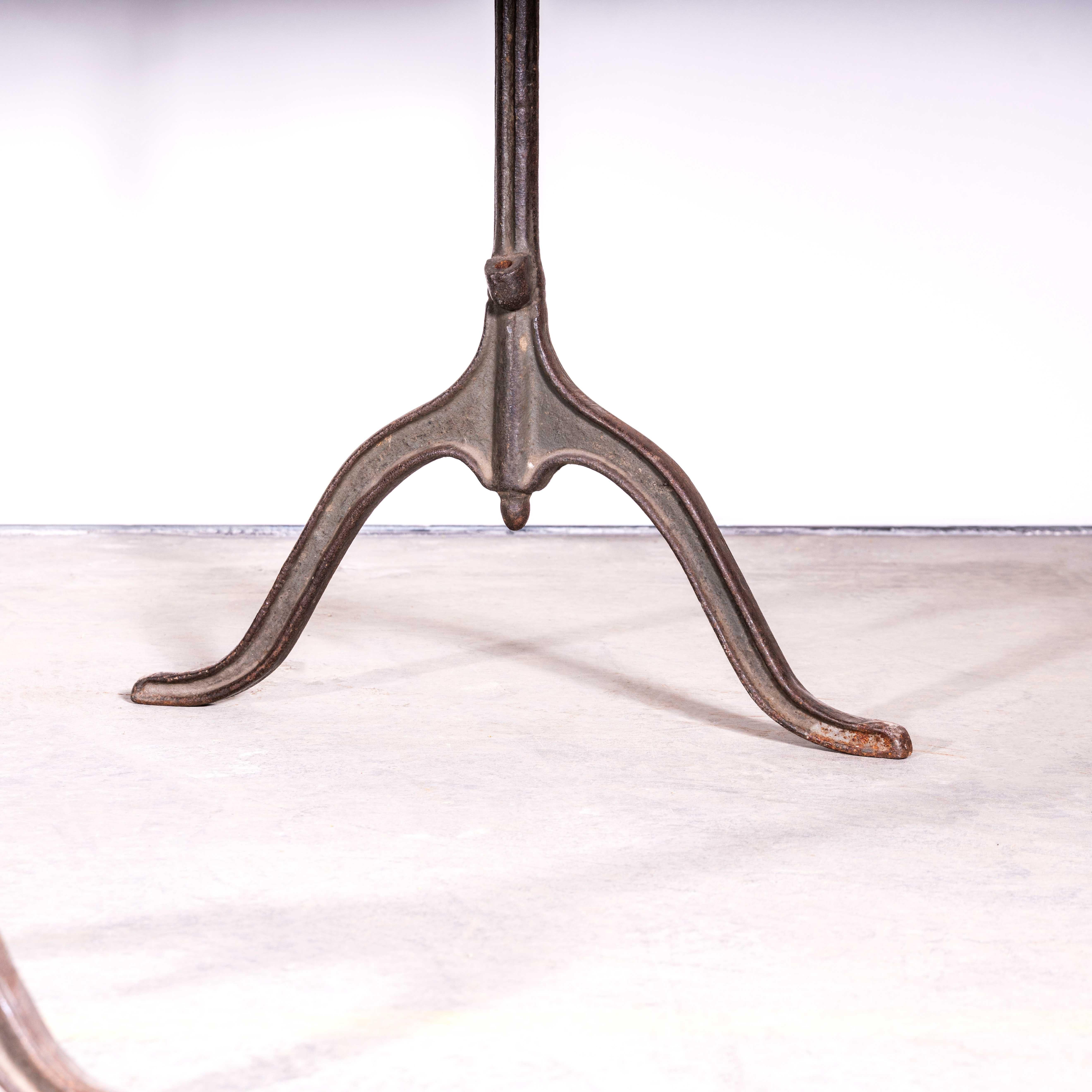 Milieu du XXe siècle Petite table de salle à manger française des années 1930 à base moulée d'origine (3586) en vente