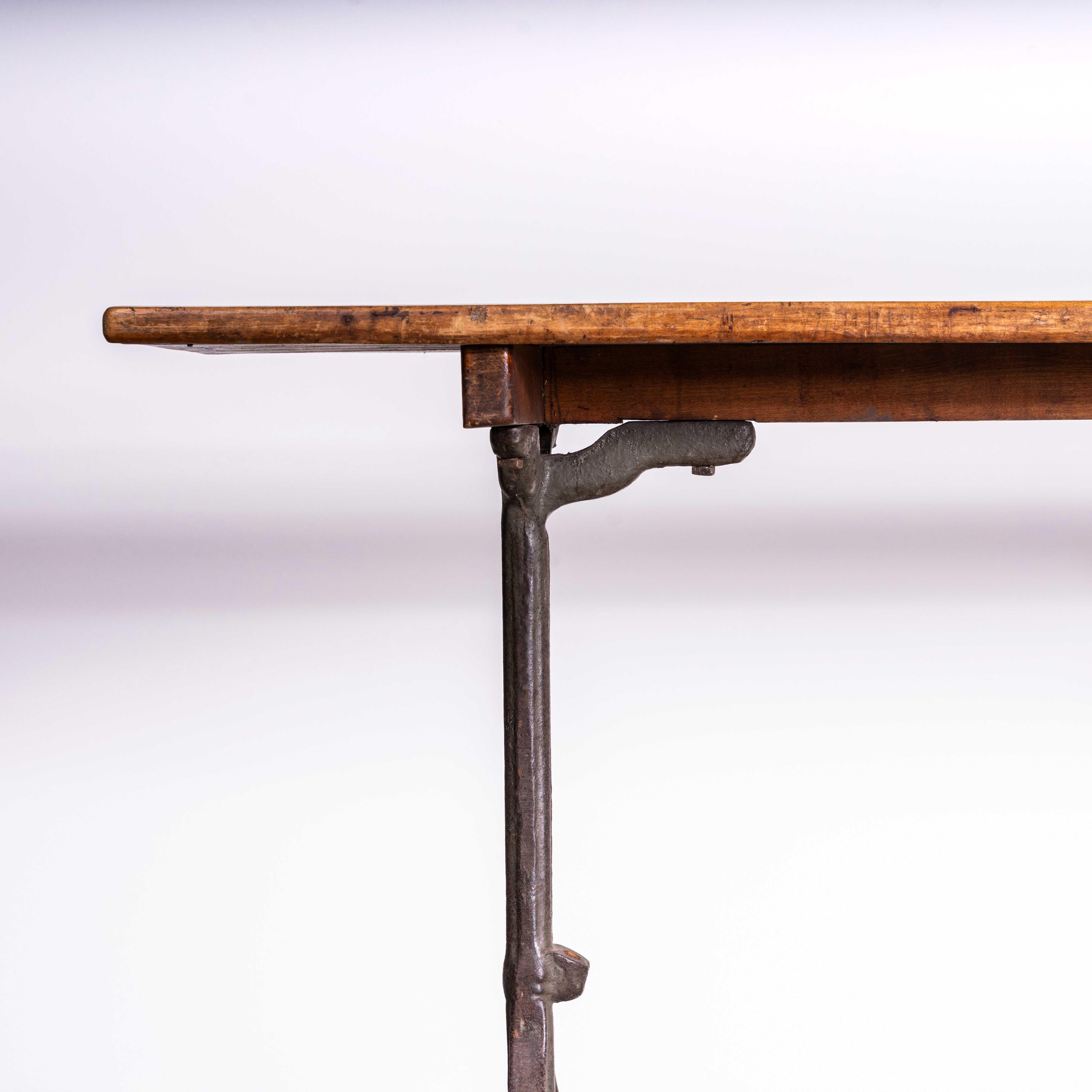 Fruitiers Petite table de salle à manger française des années 1930 à base moulée d'origine (3586) en vente