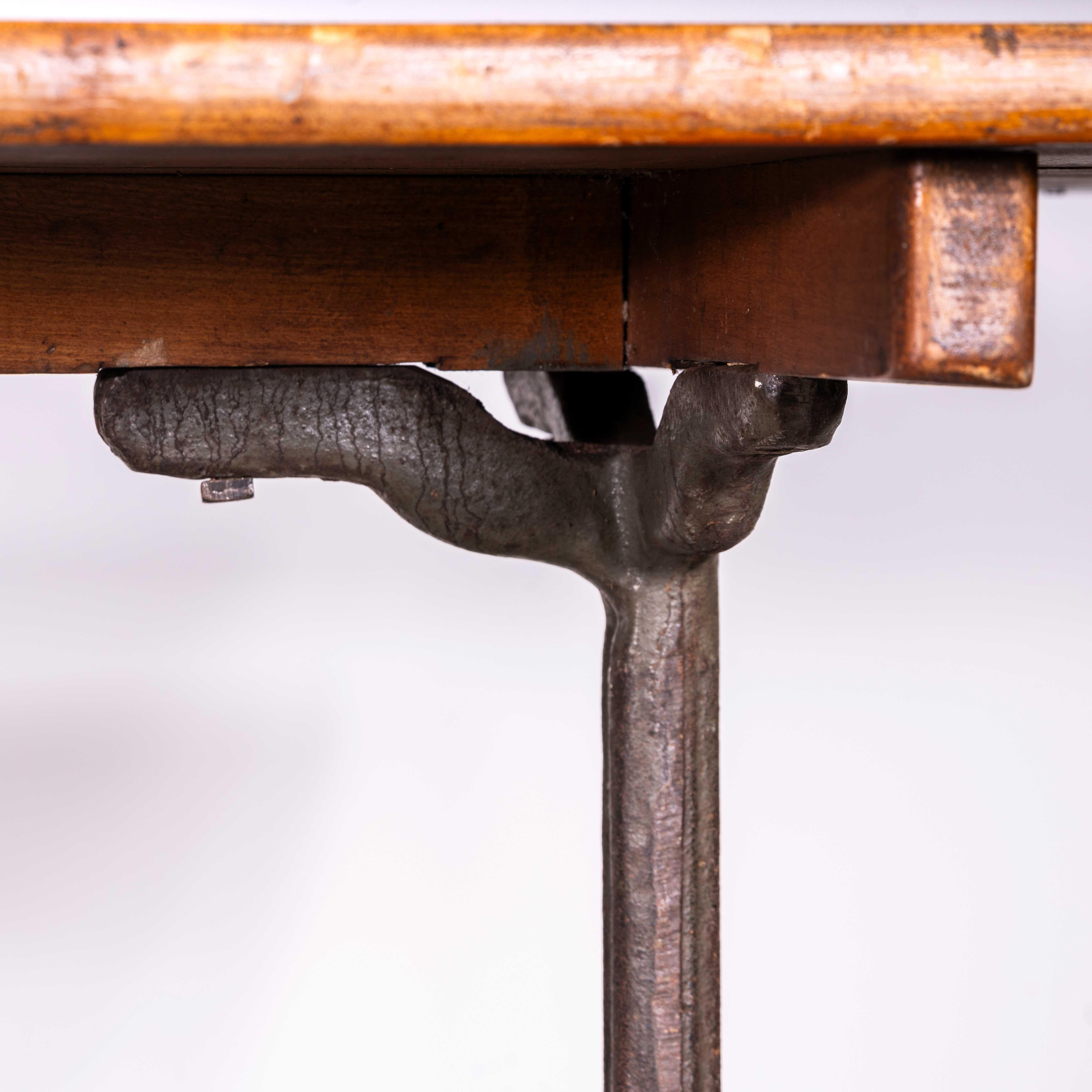 Petite table de salle à manger française des années 1930 à base moulée d'origine (3586) en vente 1