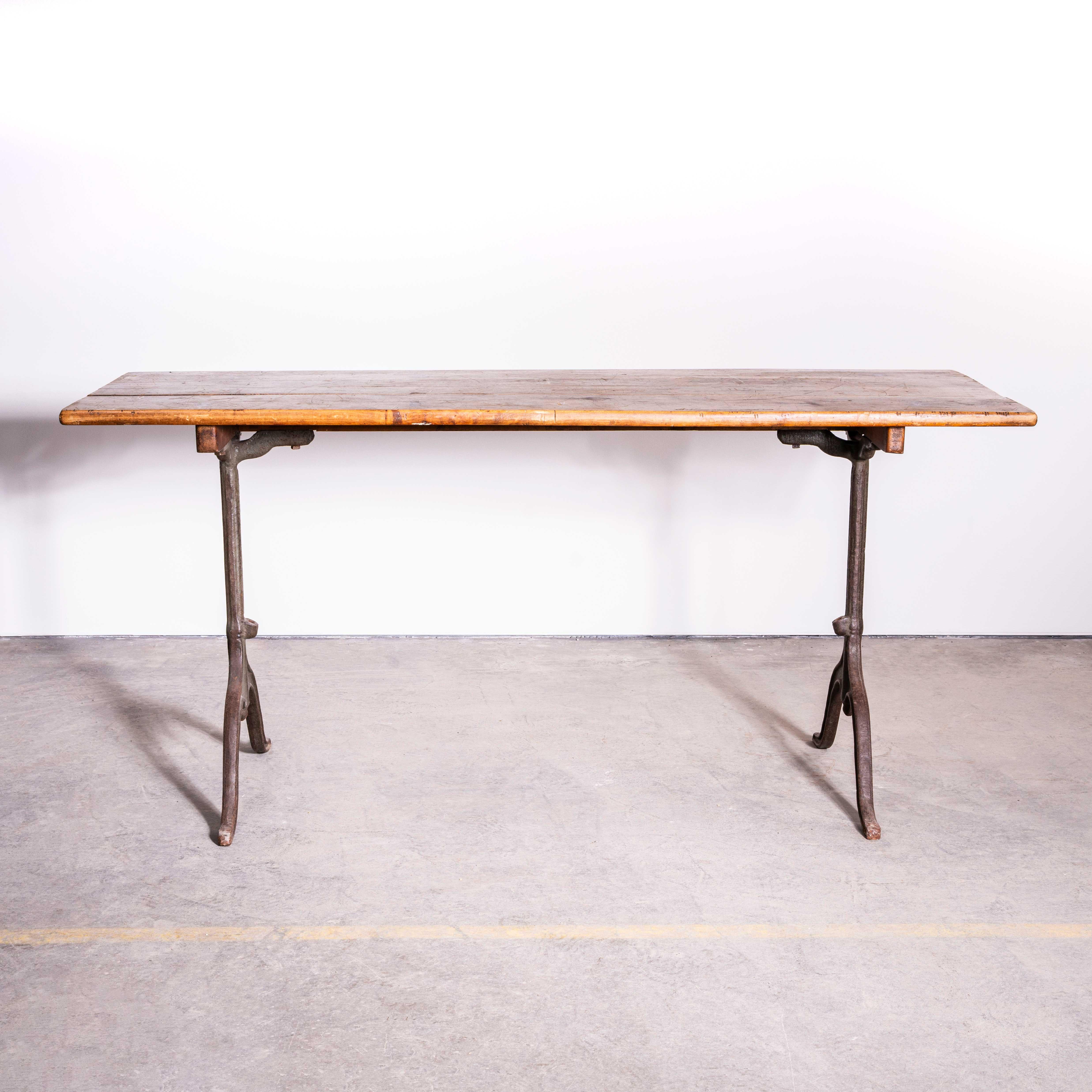 Petite table de salle à manger française des années 1930 à base moulée d'origine (3586) en vente 2