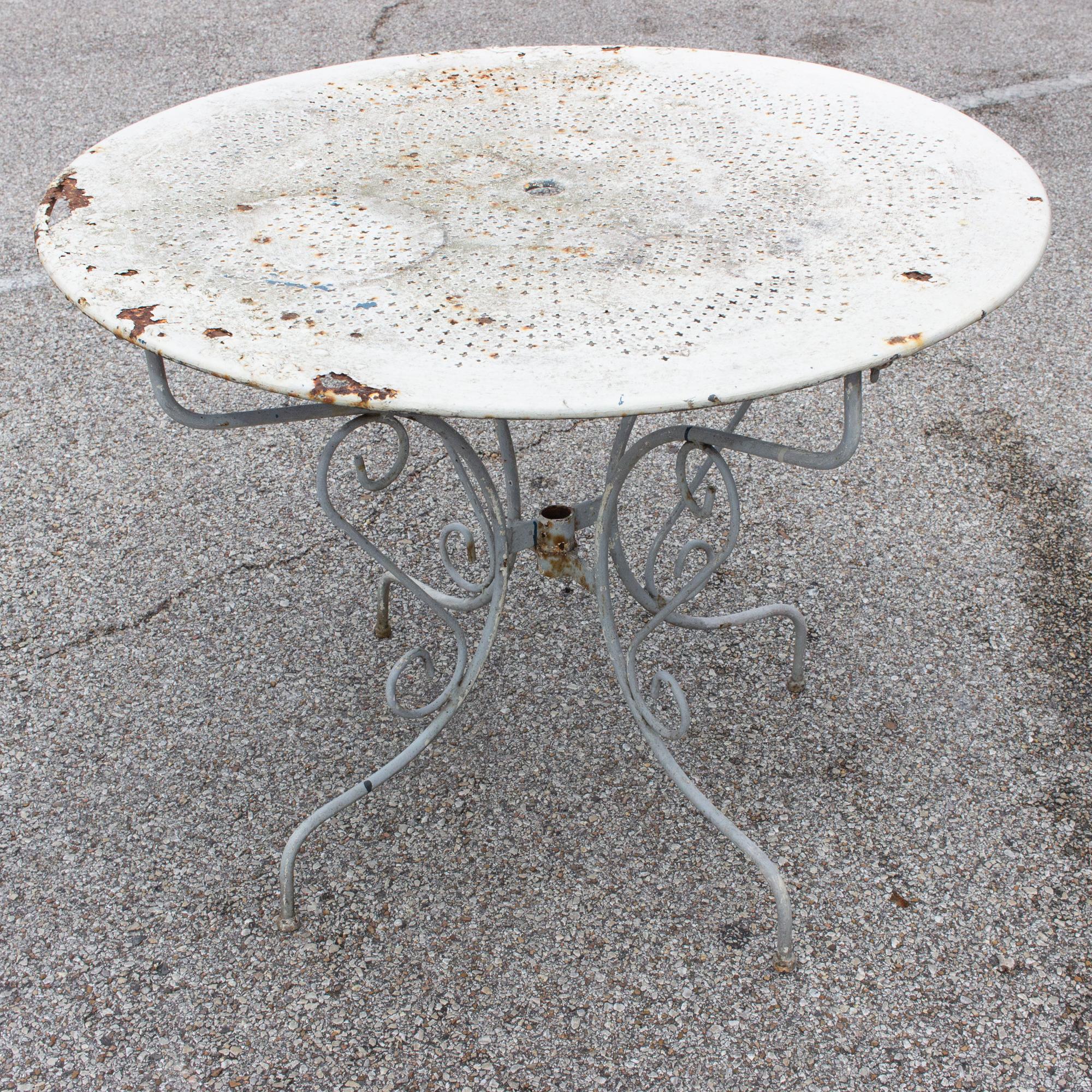 1930s French Painted Metal Garden Table with Pierced Top 2