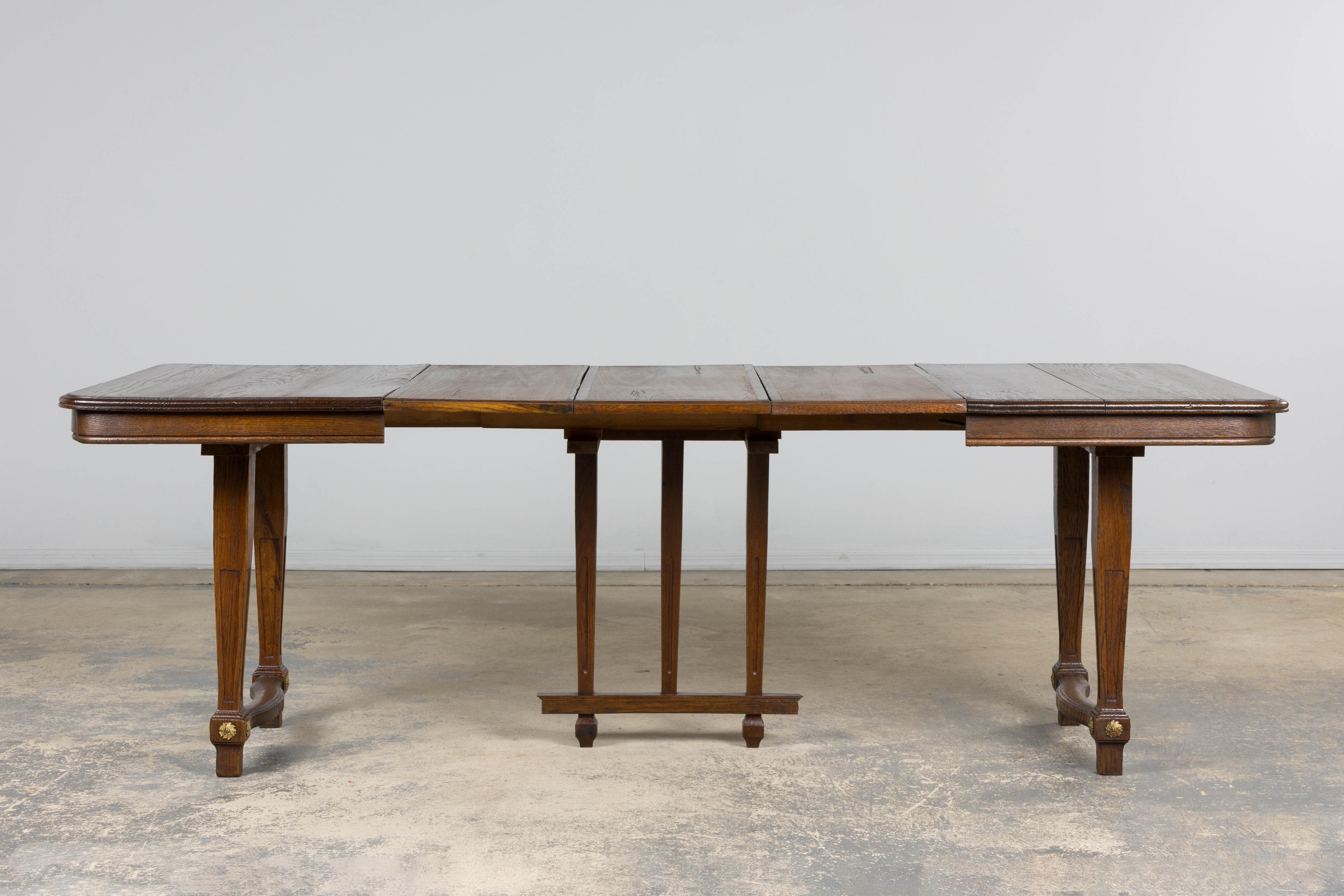 1930s French Parisian Art Deco Oak Extendable Dining Table For Sale 7