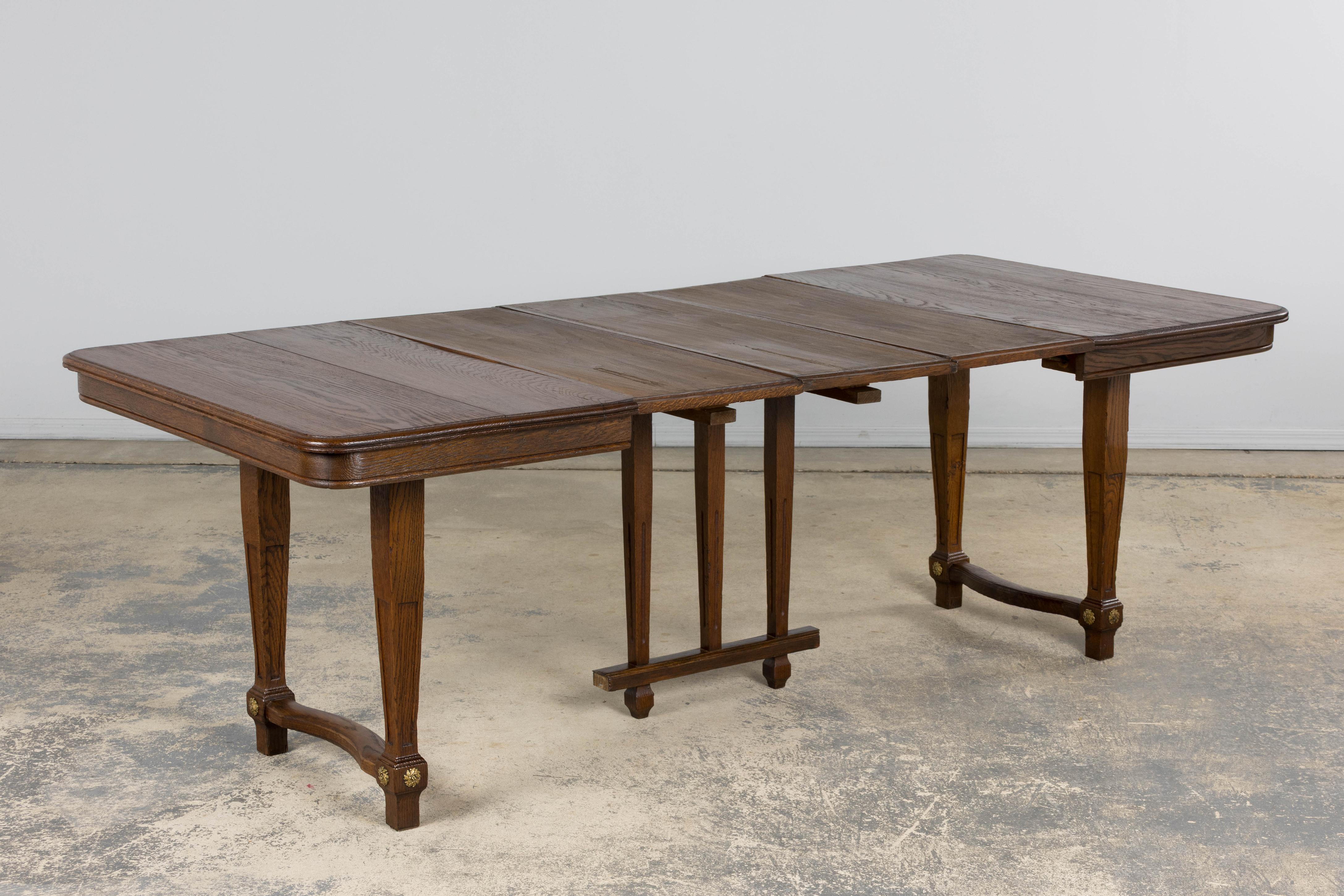 1930s French Parisian Art Deco Oak Extendable Dining Table For Sale 8