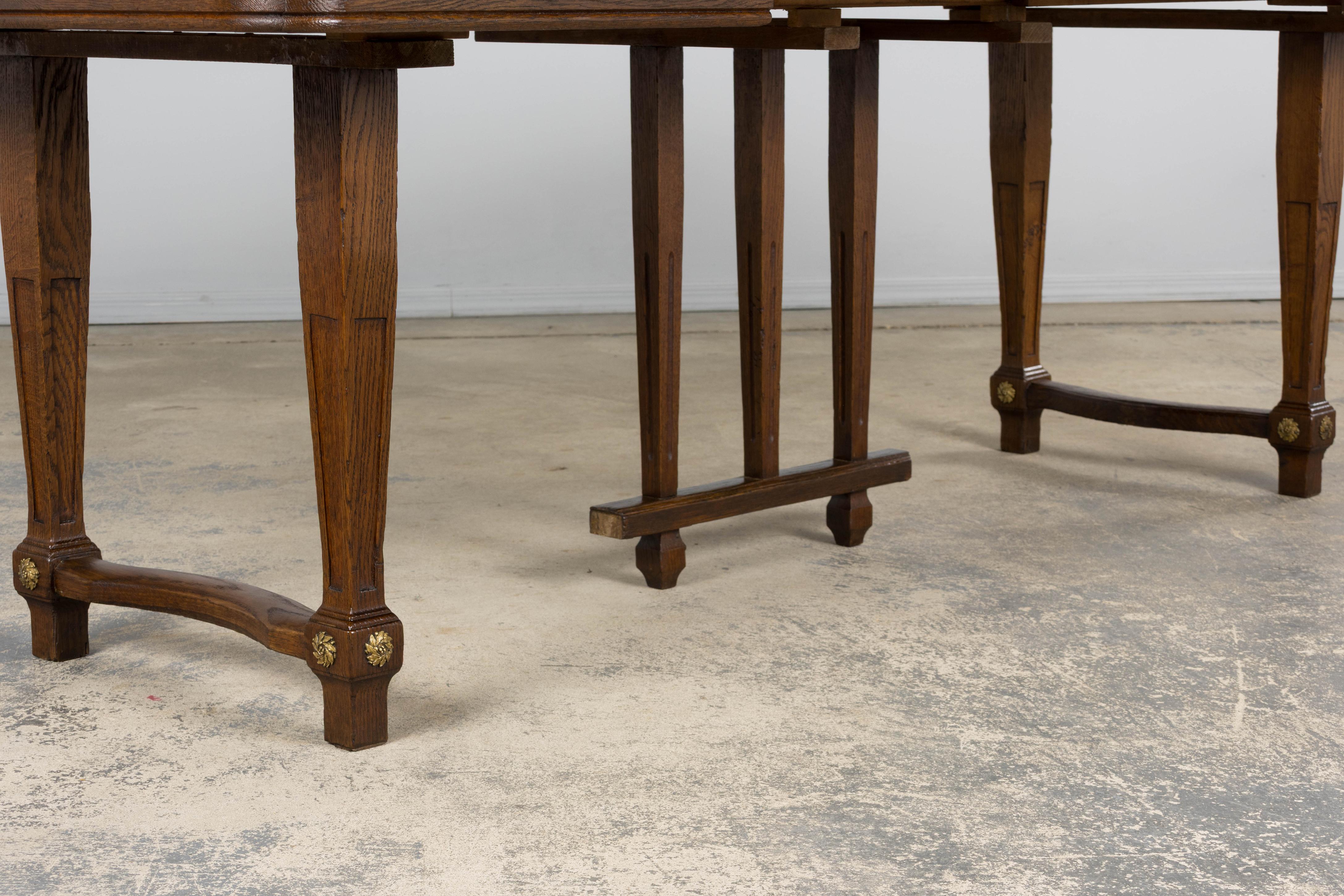 1930s French Parisian Art Deco Oak Extendable Dining Table For Sale 9