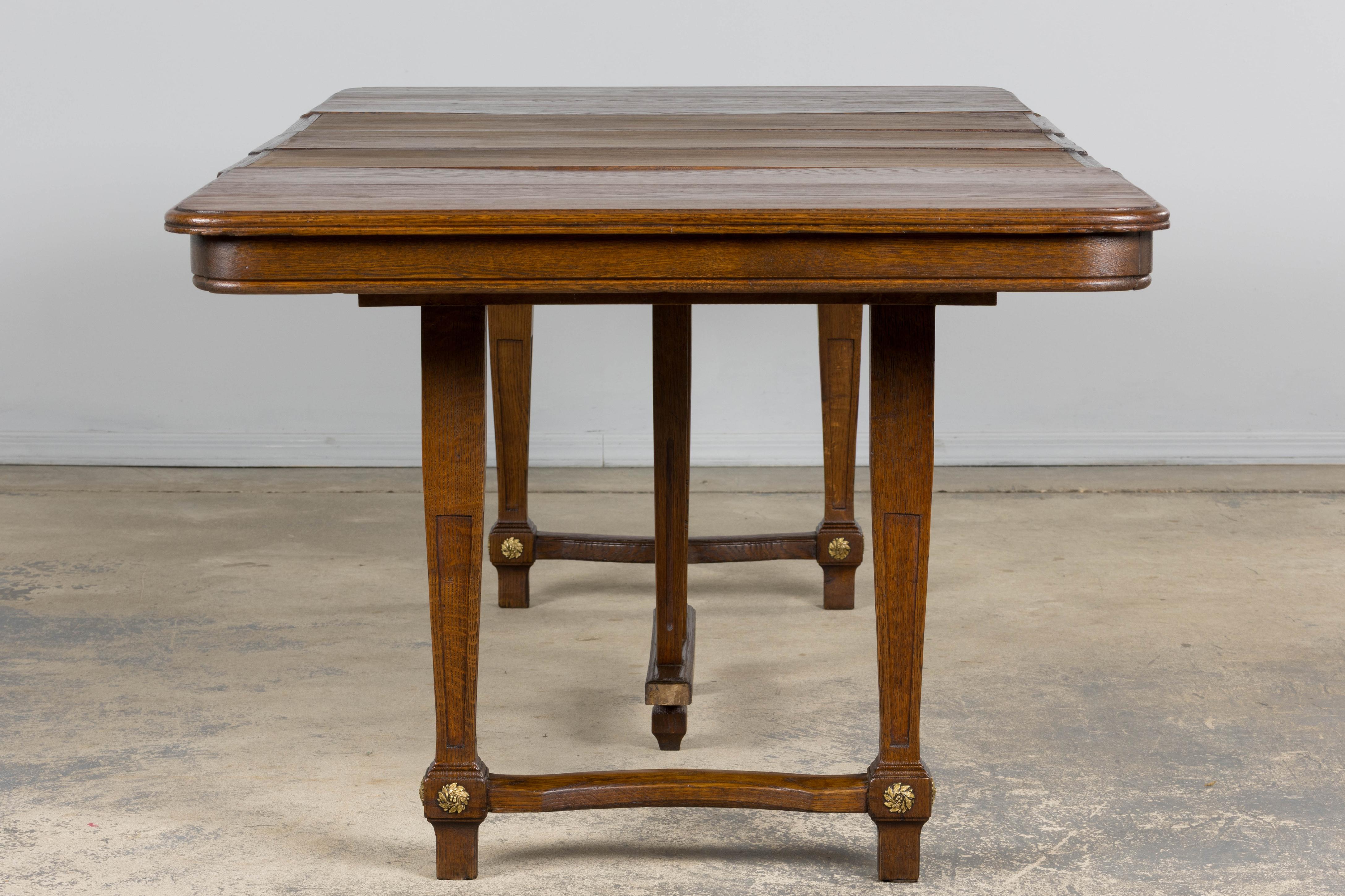 1930s French Parisian Art Deco Oak Extendable Dining Table For Sale 11