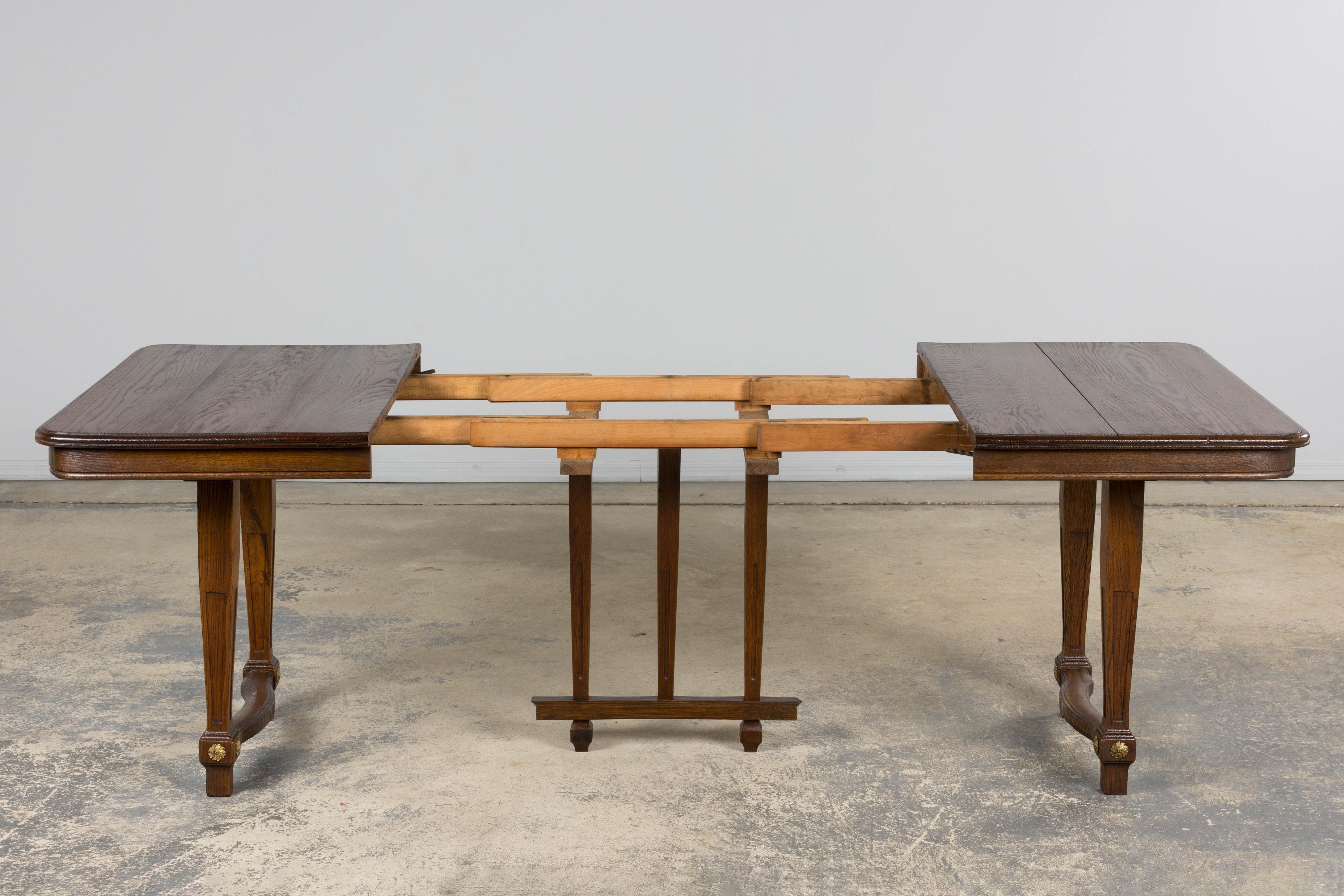 1930s French Parisian Art Deco Oak Extendable Dining Table For Sale 2