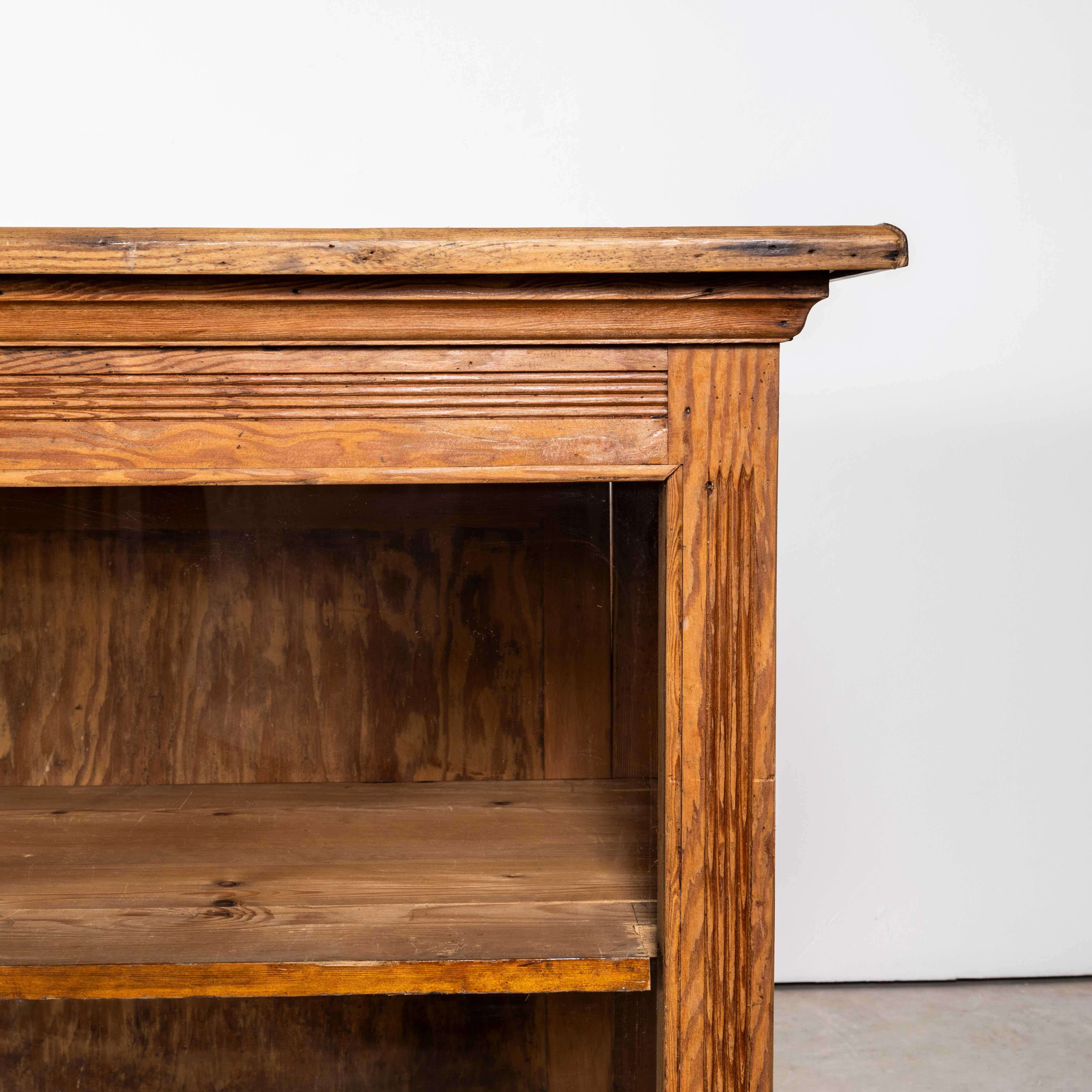 1930’s French Pine Shop Counter – Glass Fronted
1930’s French Pine Shop Counter – Glass Fronted. A classic French shop counter, glass fronted on the display side and with three sliding drawers and two drawers on the serving side. Made from solid