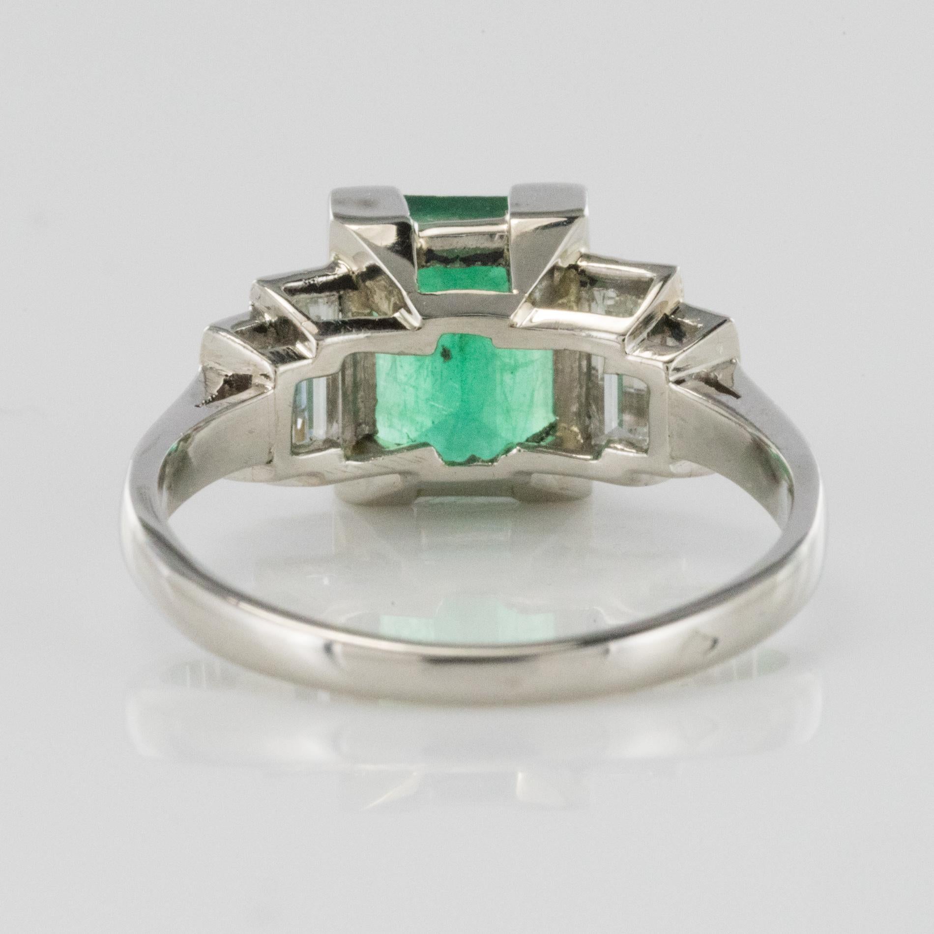 1930s French Platinum Art Deco Emerald Diamond Ring In Excellent Condition In Poitiers, FR