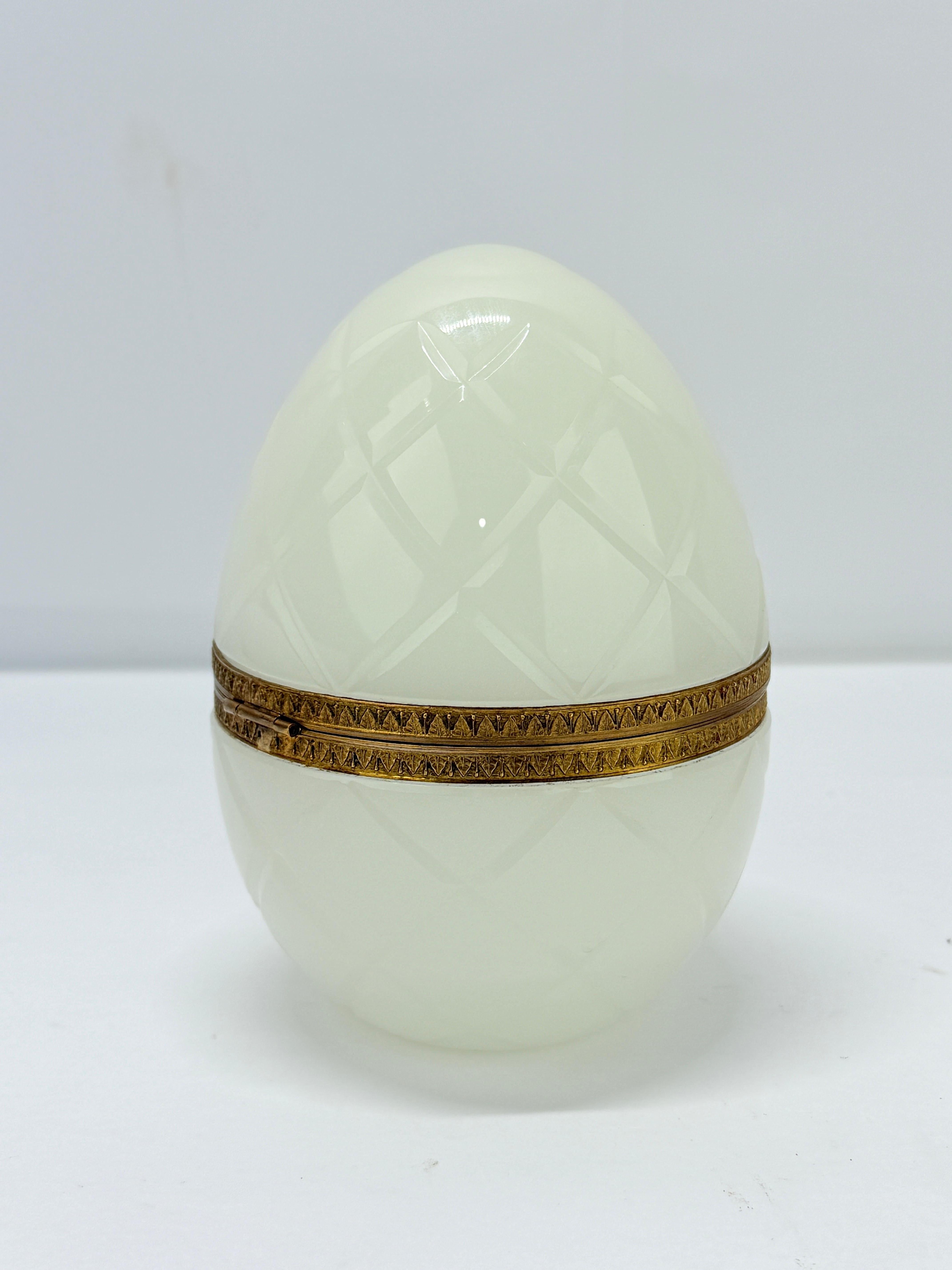 1930's French Sculpted White Opaline & Ormolu Mounted Egg Shaped Trinket Box In Good Condition In Atlanta, GA