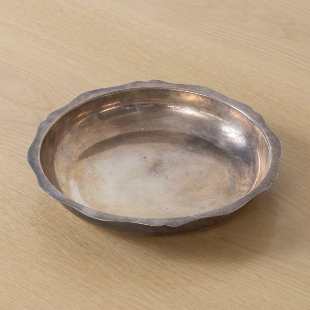 Splendida ciotola in argento di Christofle proveniente dalla Francia, anni '30. Ciotola bassa e rotonda con un delizioso bordo smerlato. La finitura originale mostra una buona età e patina. Perfetto come oggetto decorativo o come portaoggetti.