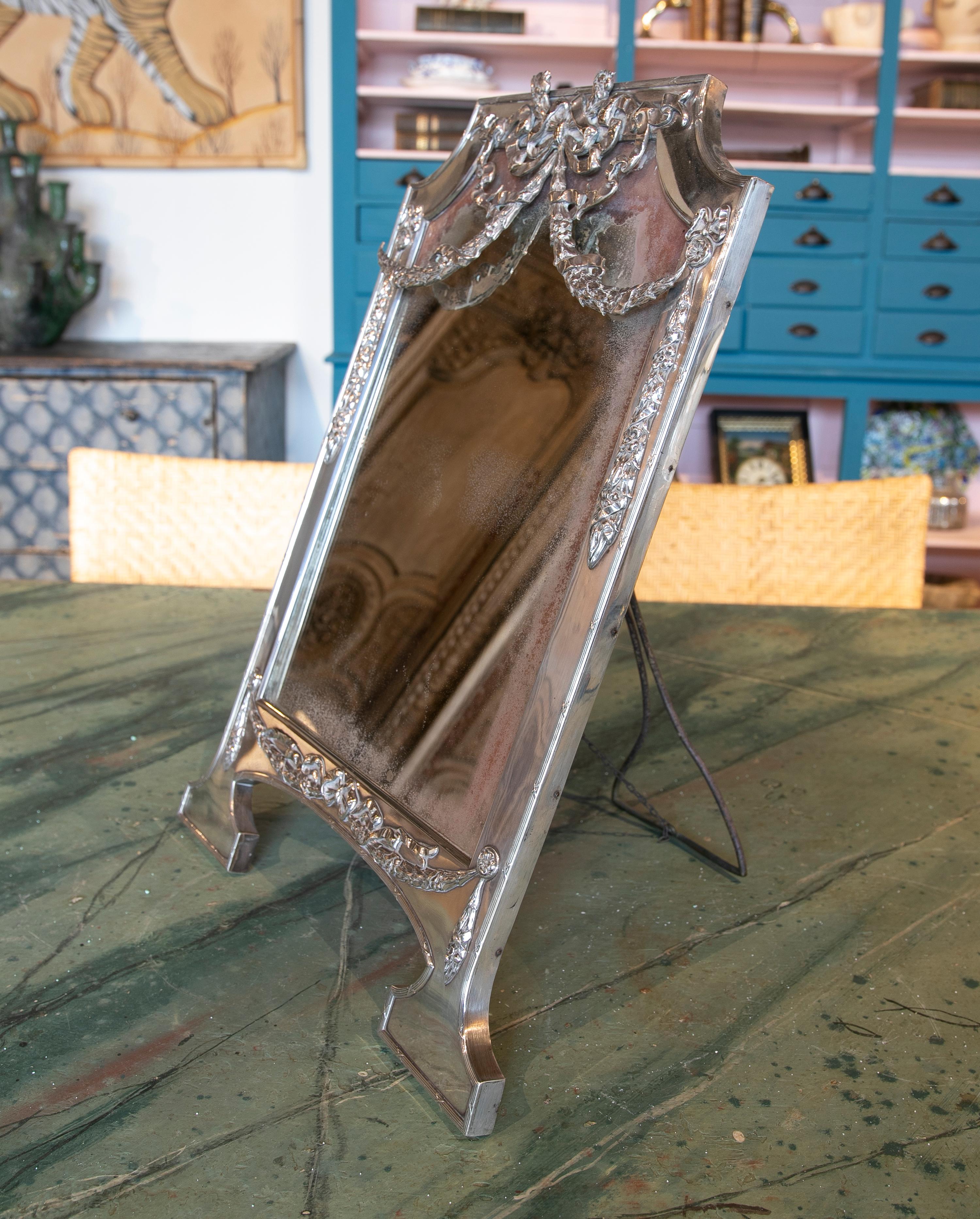 1930s French Table Mirror in Silver Plated Metal with Wooden Back In Good Condition In Marbella, ES